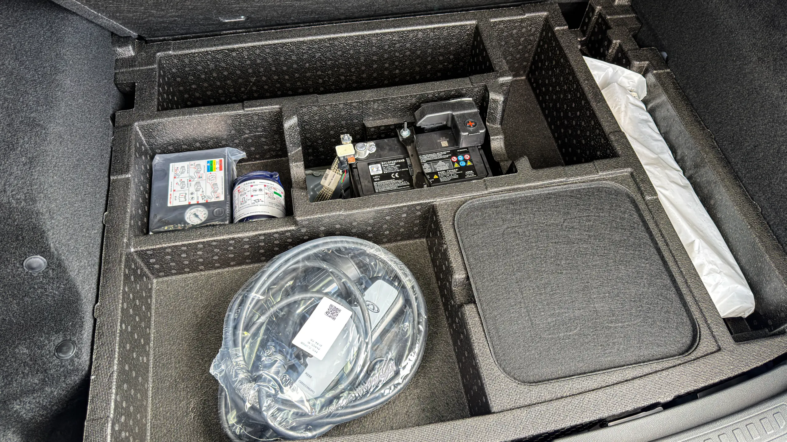 Jetour S06 Premium na cor Verde Aurora e seu kit de reparo para teste e avaliação