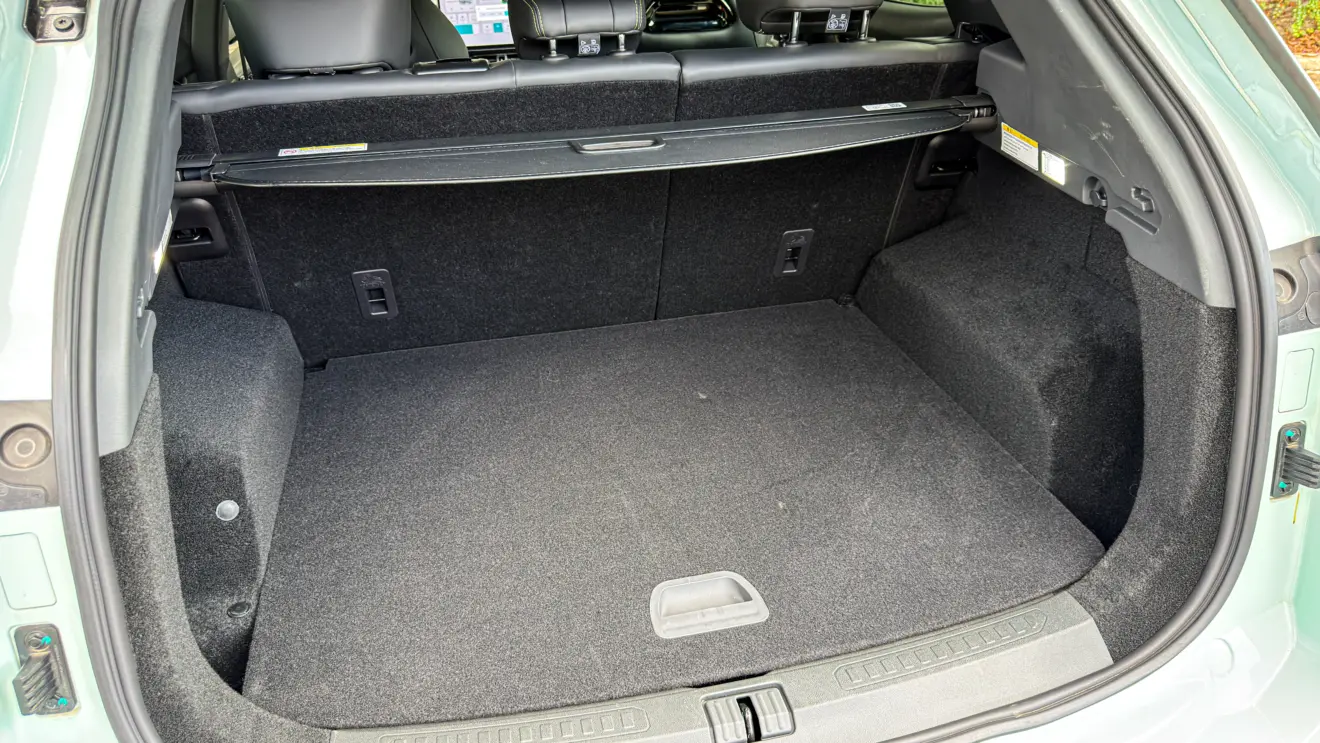 Jetour S06 Premium na cor Verde Aurora e seu porta-malas para teste e avaliação