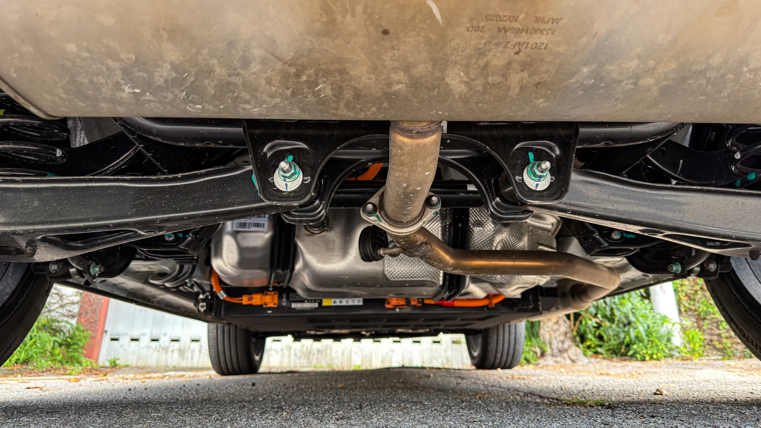 Jetour S06 Premium na cor Verde Aurora e sua suspensão para teste e avaliação