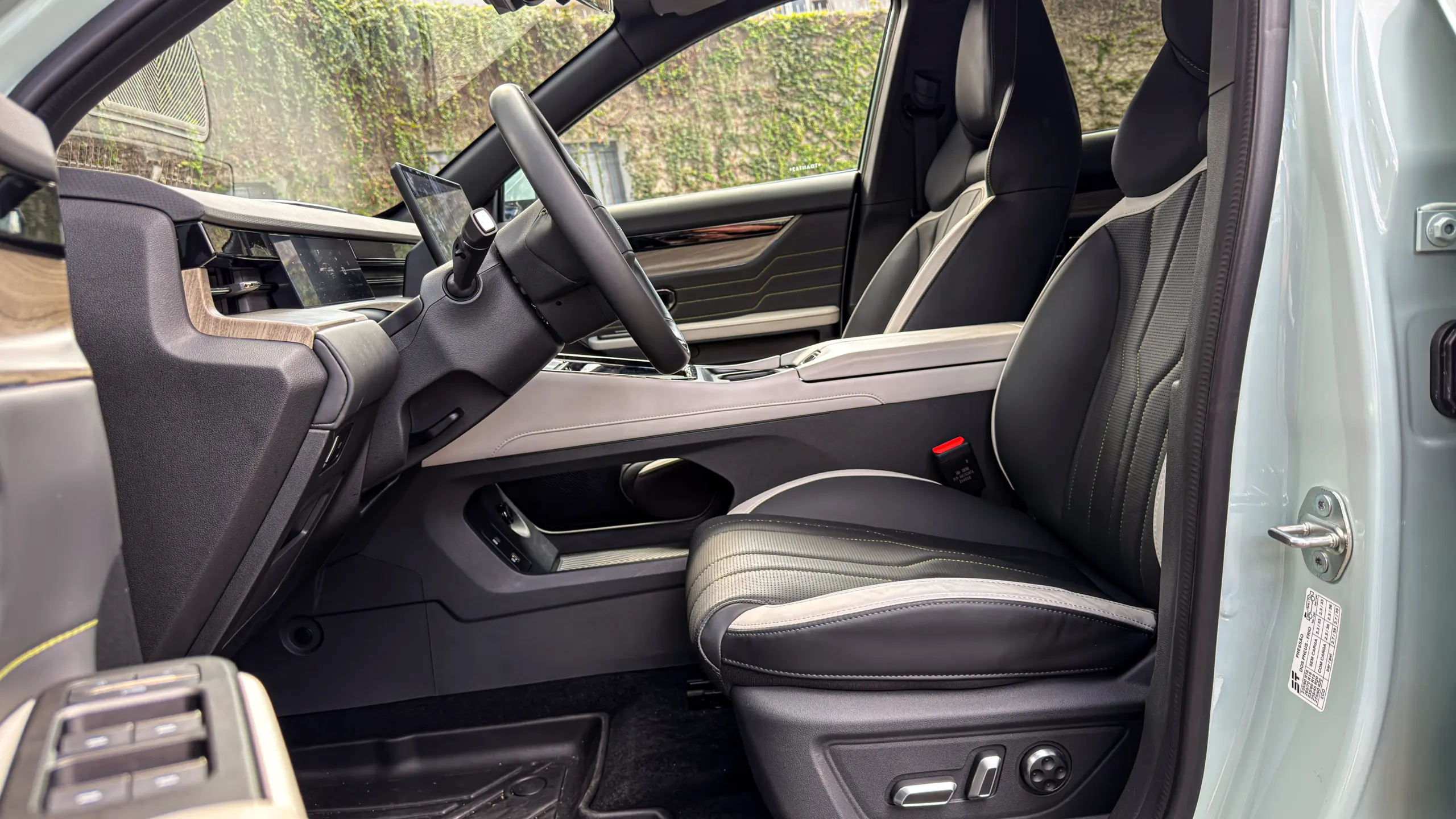 Jetour S06 Premium na cor Verde Aurora e seu interior para teste e avaliação