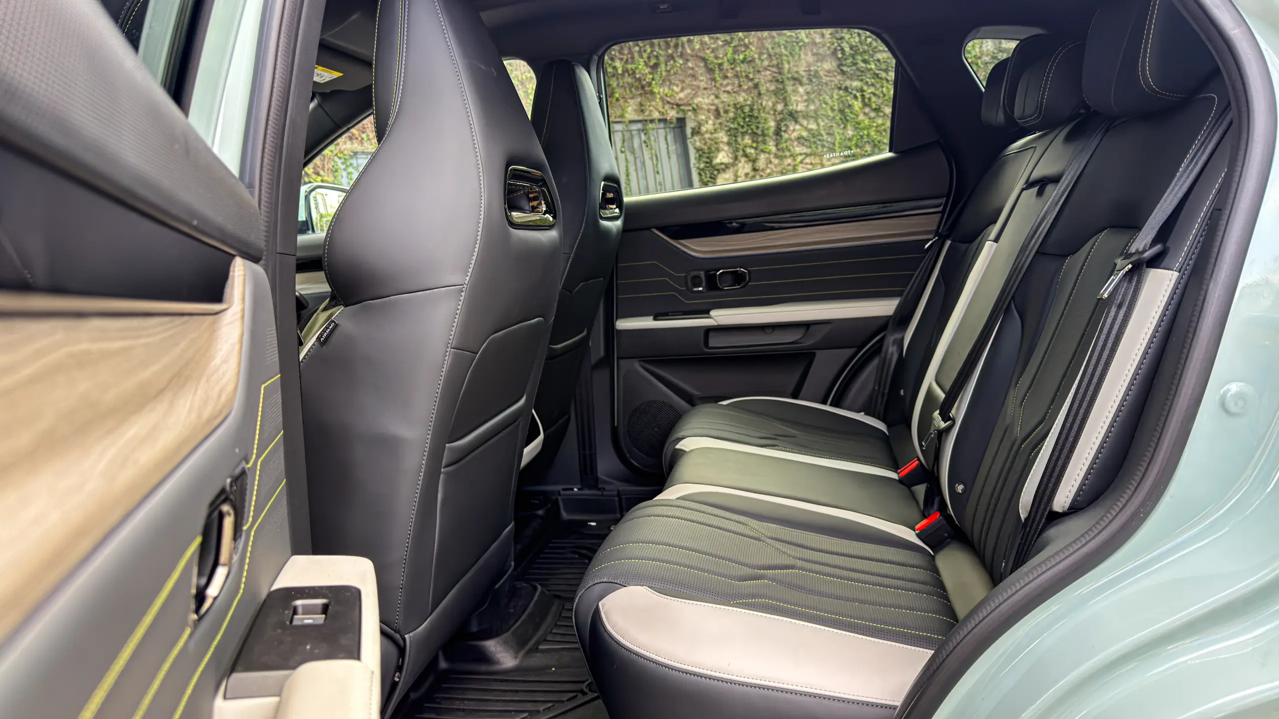 Jetour S06 Premium na cor Verde Aurora e seu interior para teste e avaliação