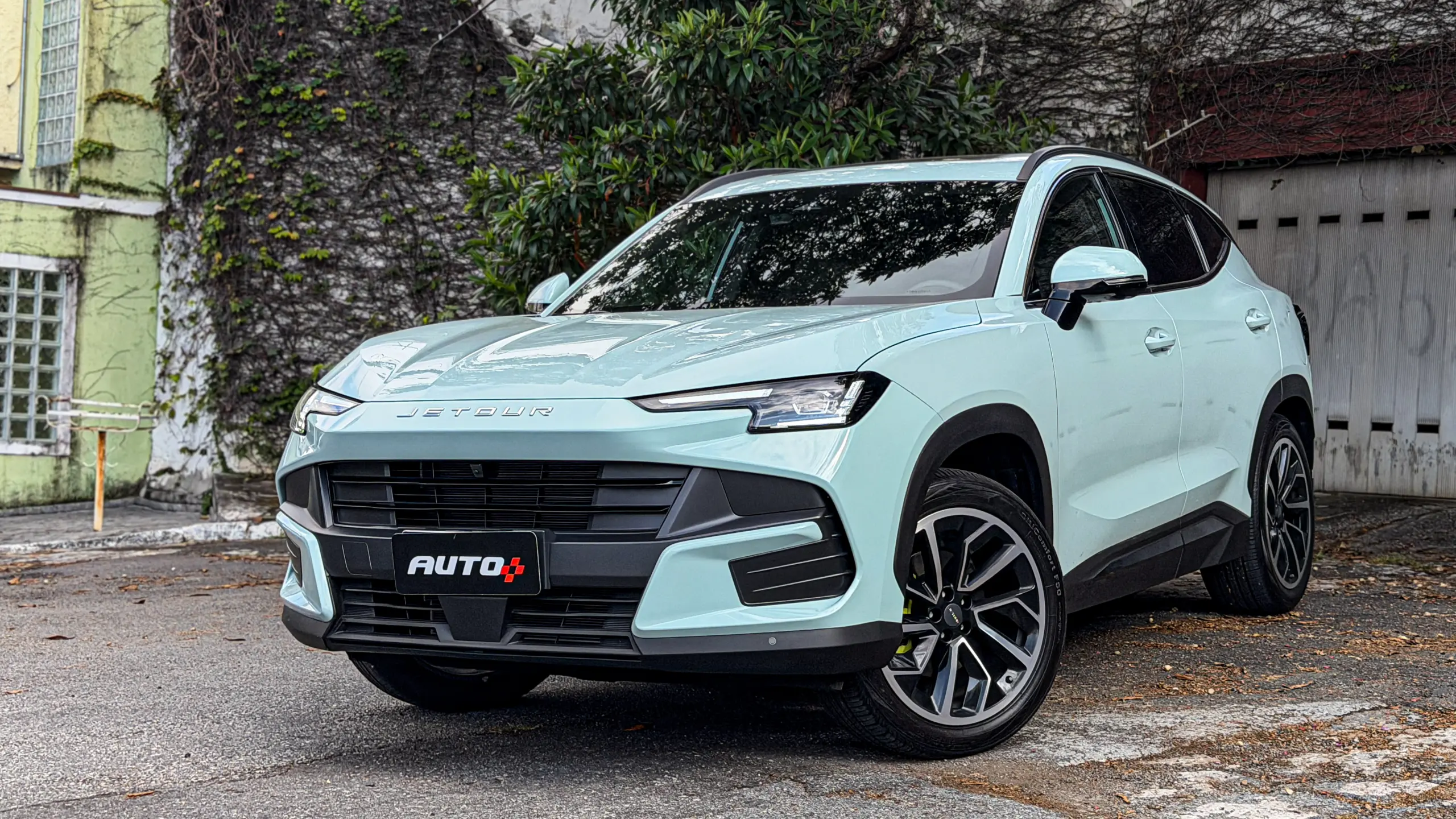 Jetour S06 Premium na cor Verde Aurora estático para teste e avaliação