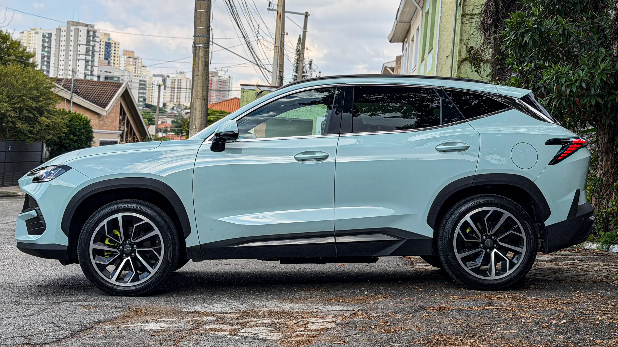 Jetour S06 Premium na cor Verde Aurora estático para teste e avaliação