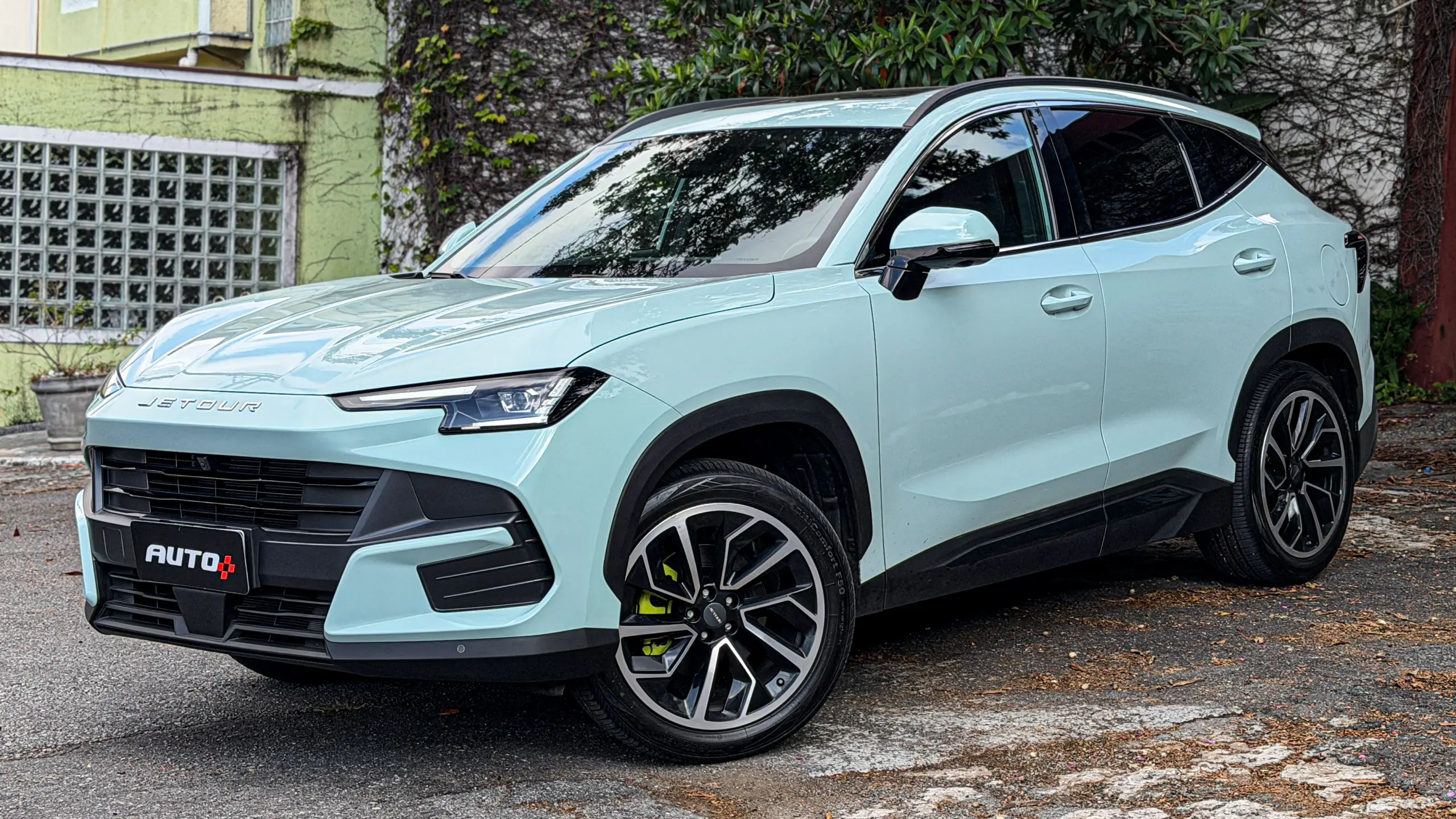 Jetour S06 Premium na cor Verde Aurora estático para teste e avaliação