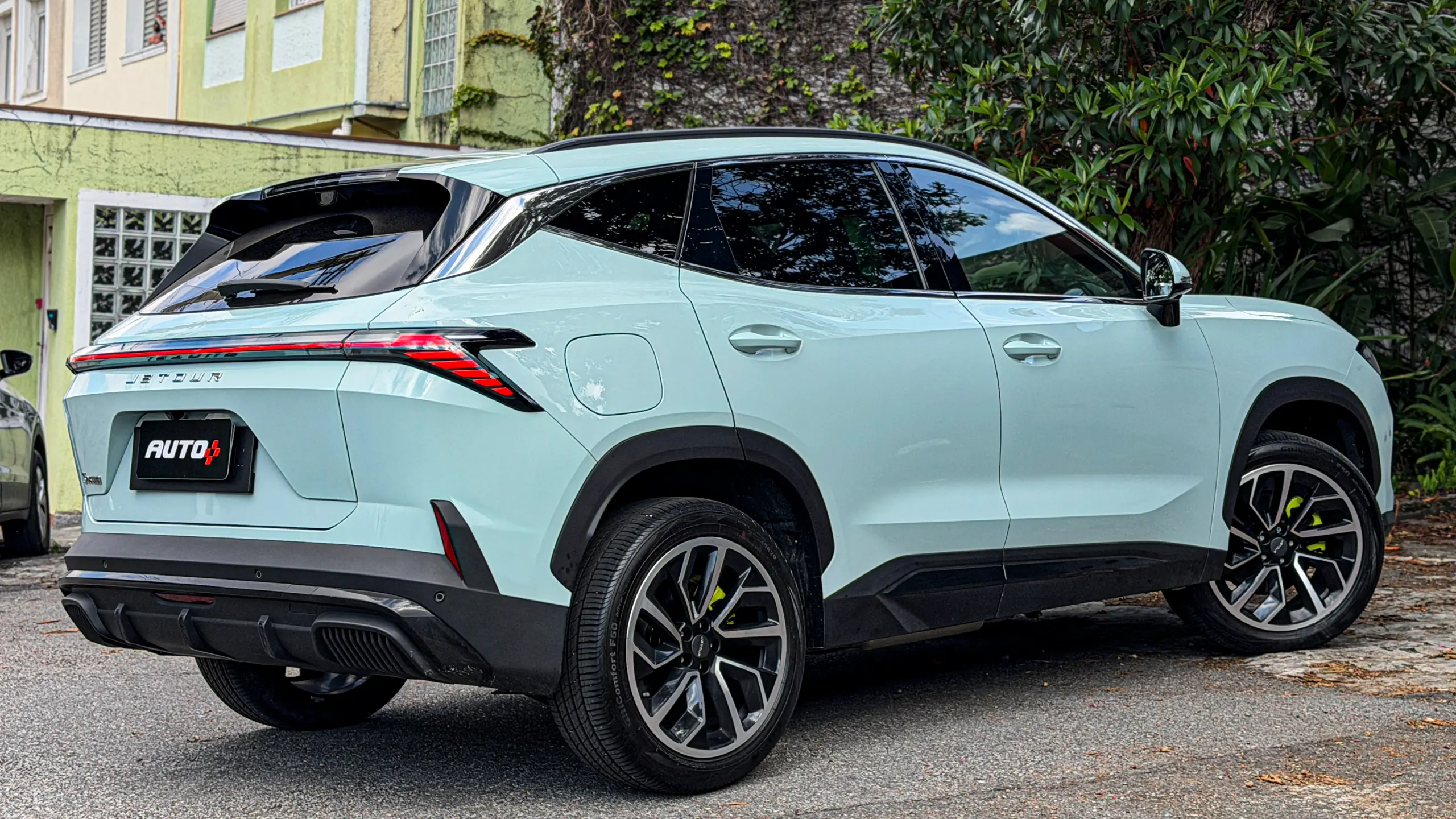 Jetour S06 Premium na cor Verde Aurora estático para teste e avaliação