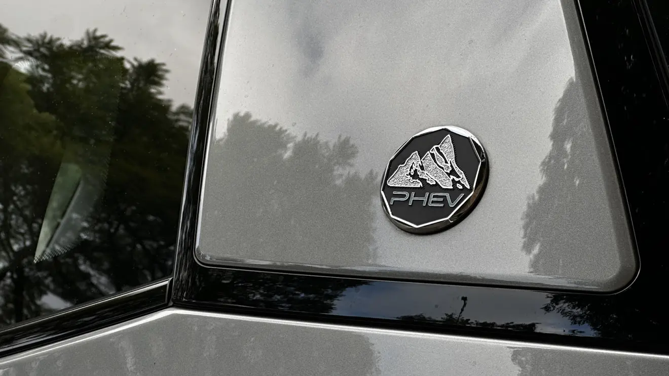 Emblema PHEV na coluna C do Jetour T1 Advance 