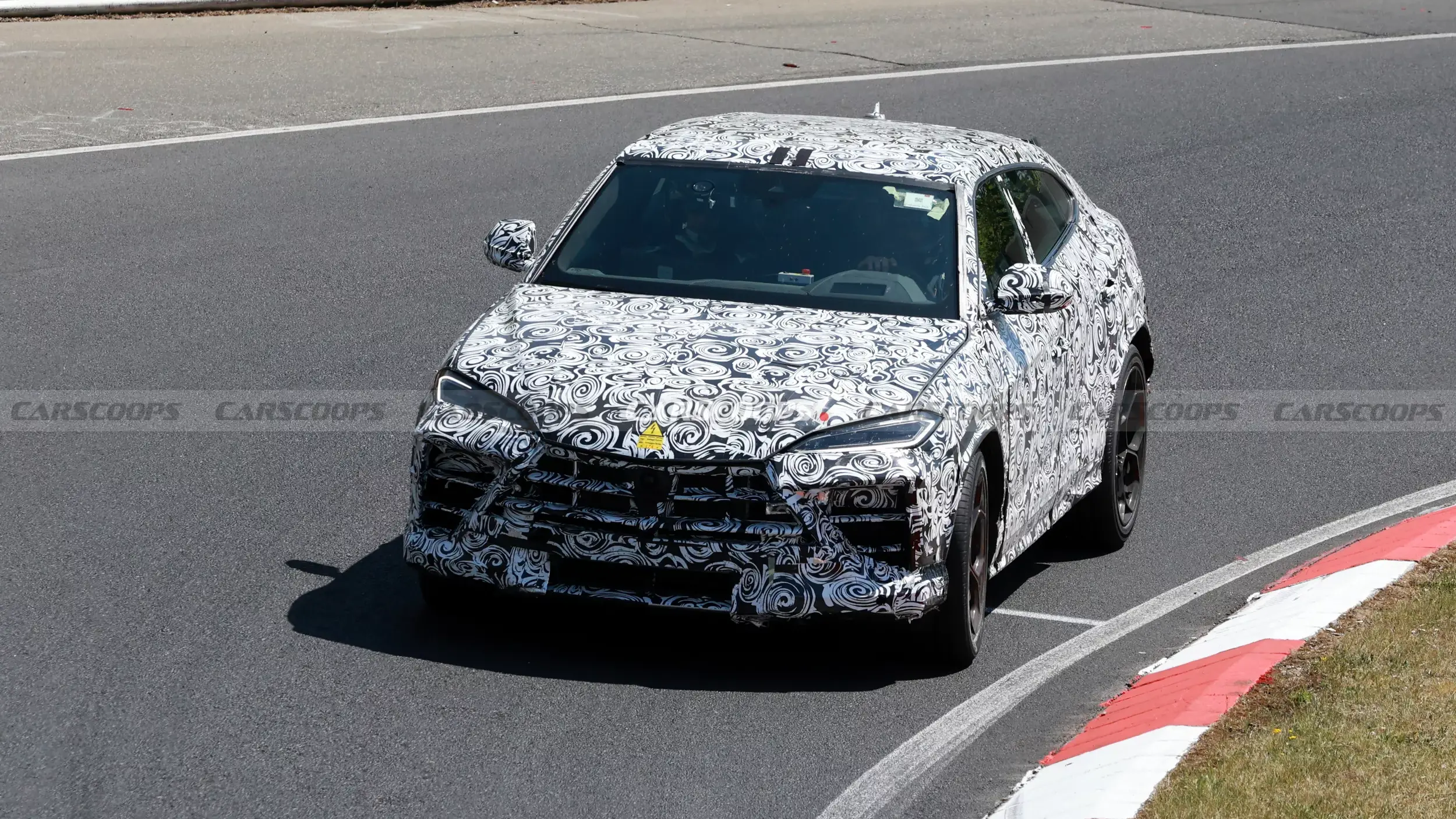 Lamborghini Urus Performante em testes na pista em flagra camuflado