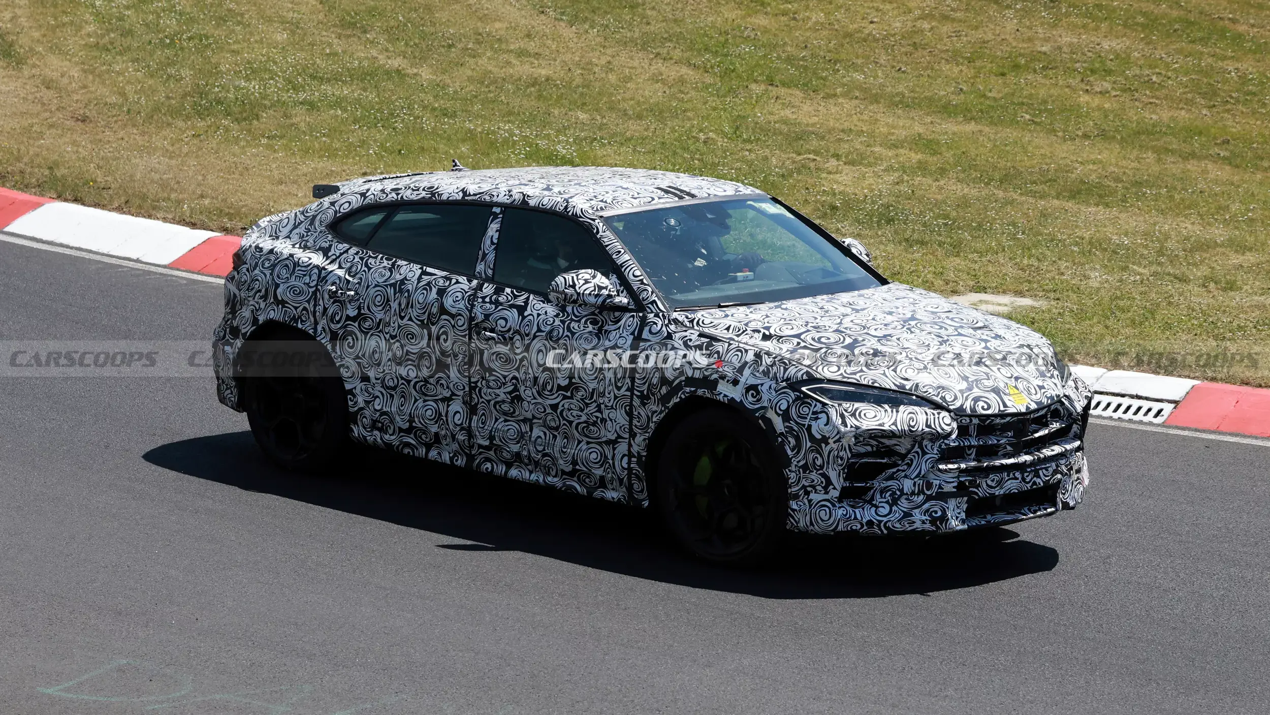 Lamborghini Urus Performante em testes na pista em flagra camuflado