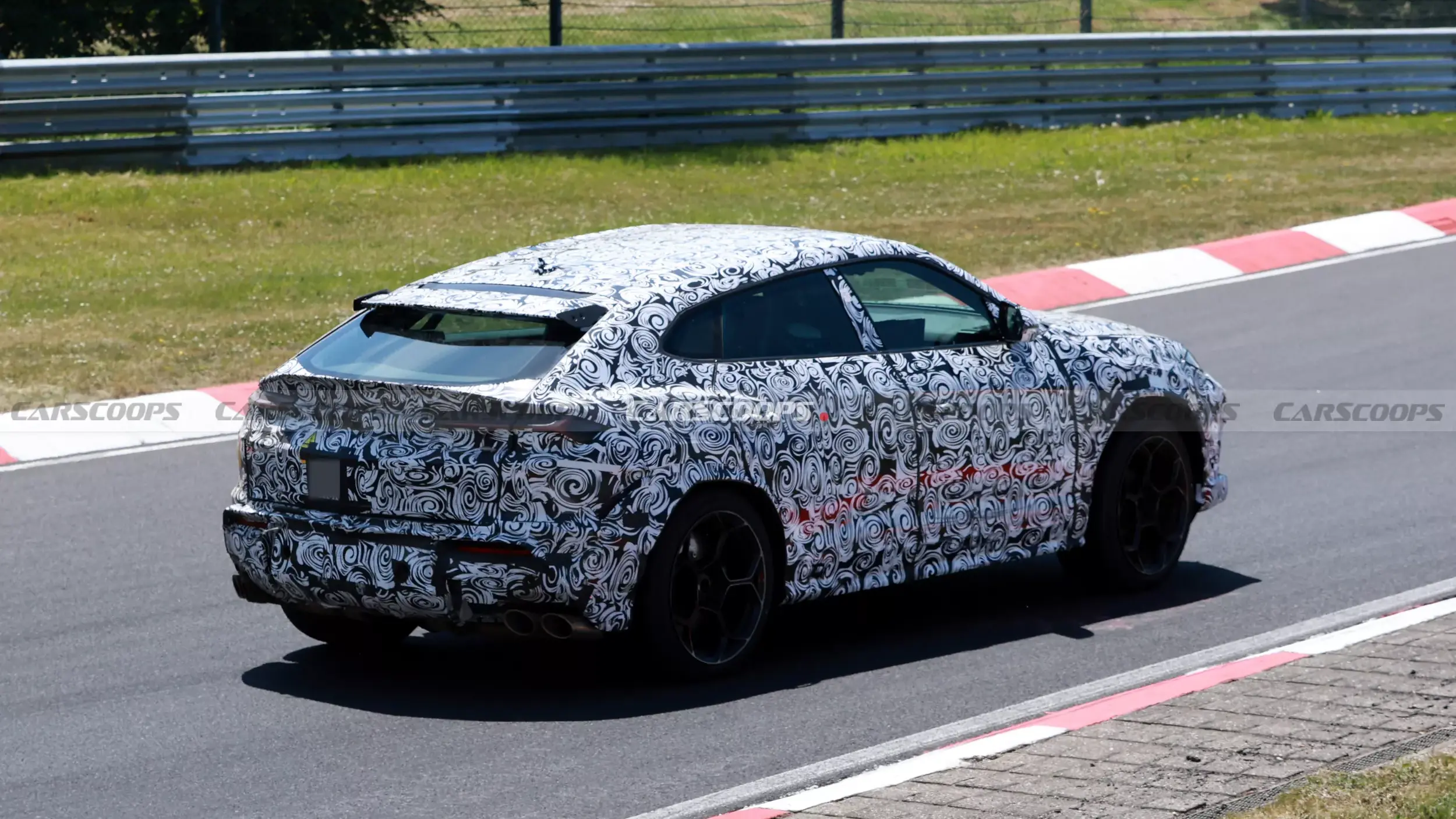 Lamborghini Urus Performante em testes na pista em flagra camuflado