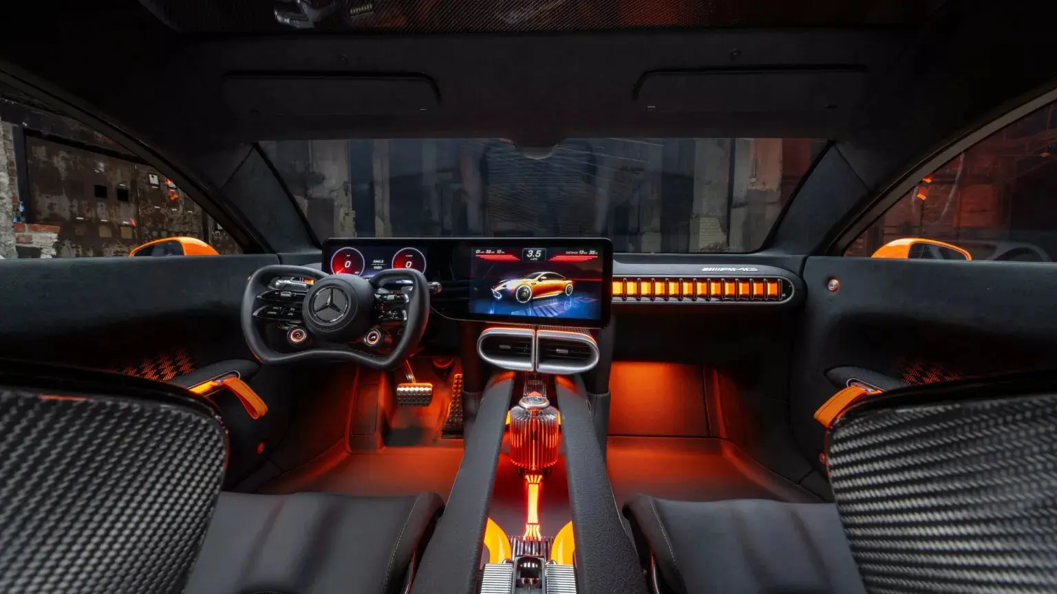 Interior do Mercedes-AMG GT XX com partes pretas e laranja