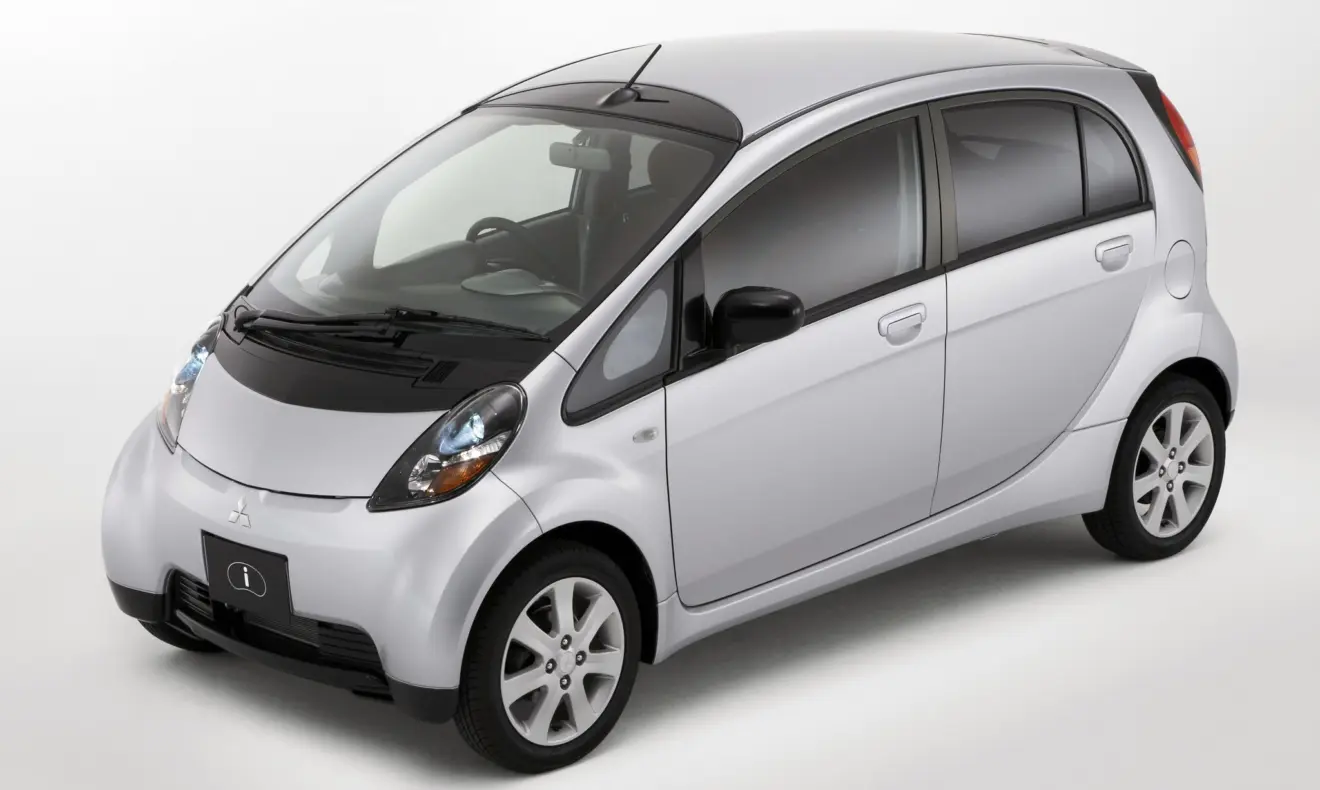 Mitsubishi i-MiEV prata parado de frente com fundo neutro