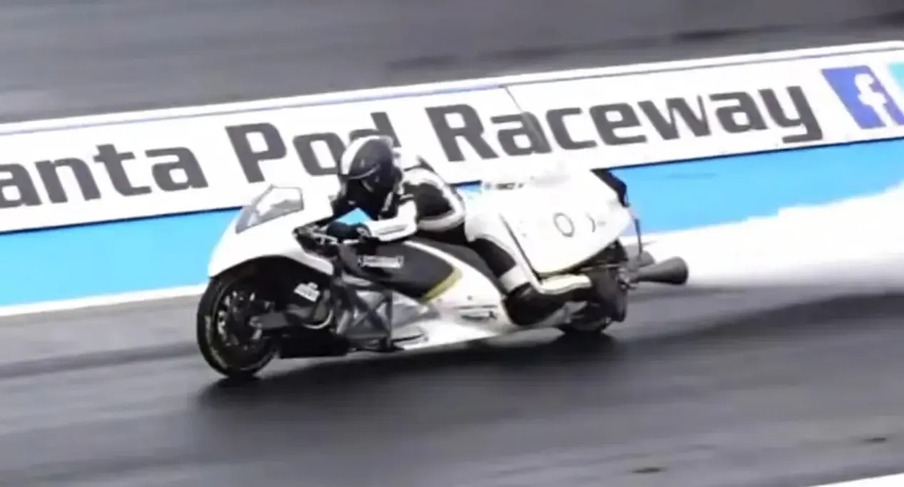 Moto Force of Nature na pista