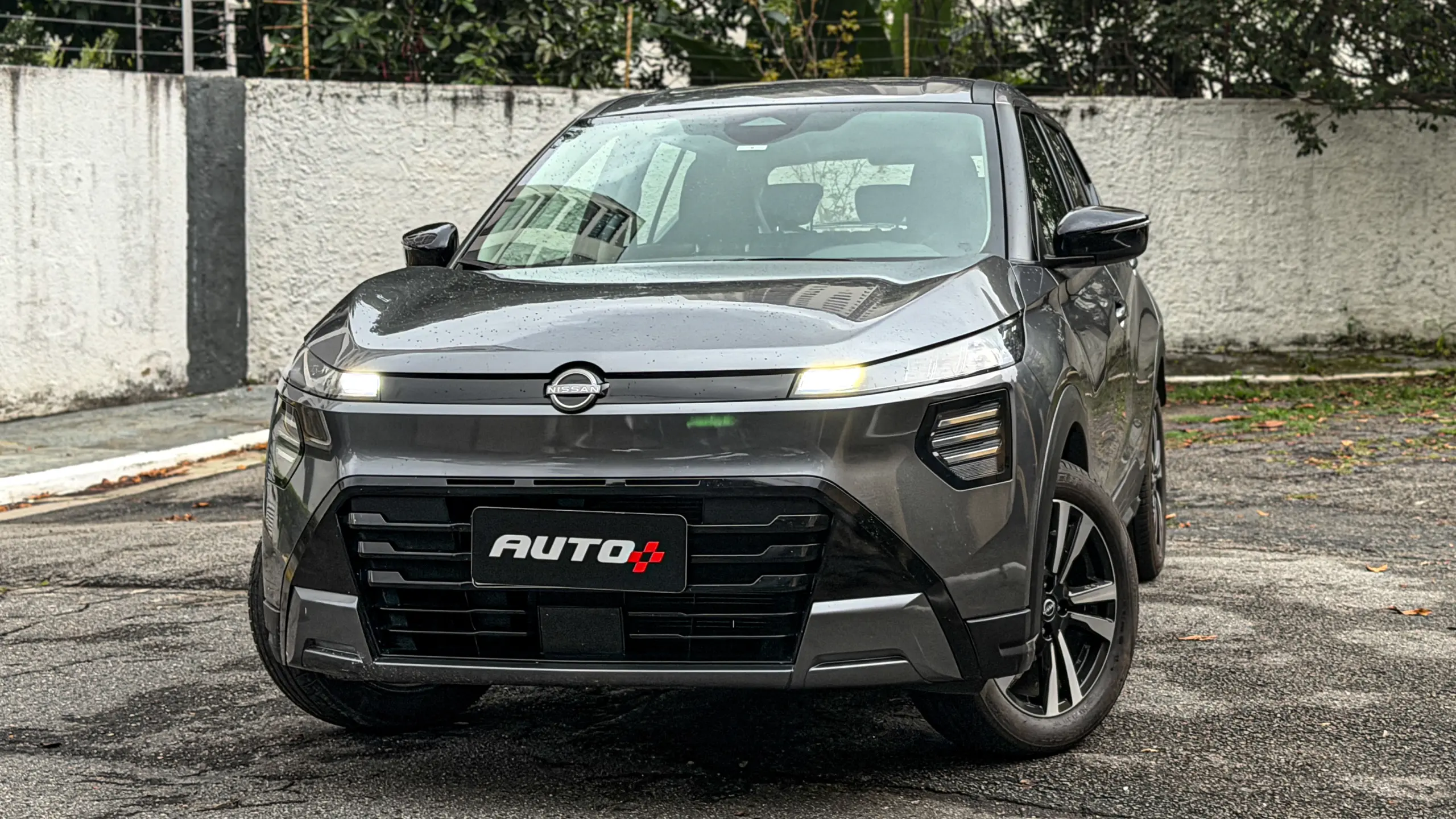 Nissan Kait na versão Sense Plus estático na cor Cinza Grafite para avaliação e teste