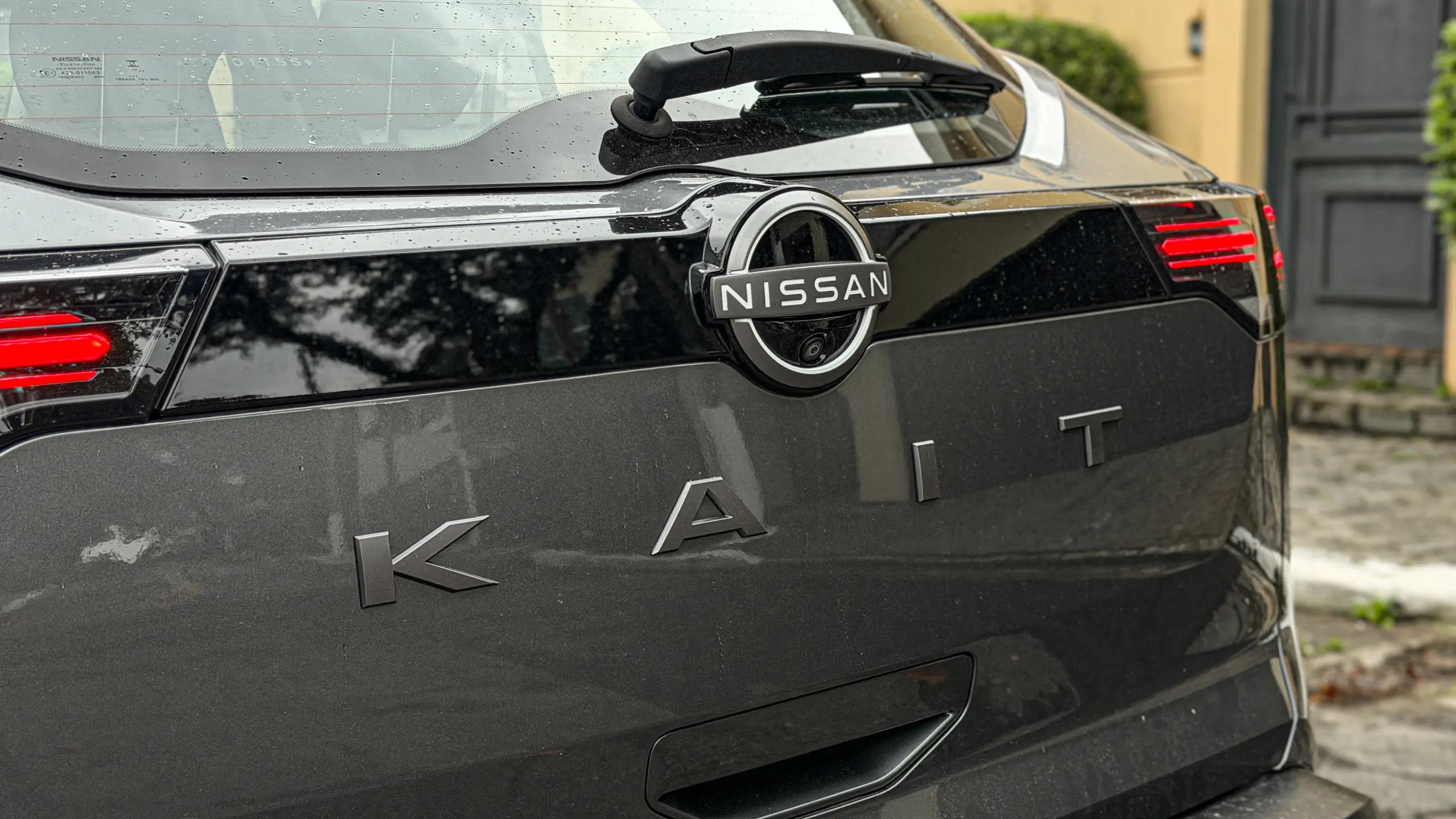Nissan Kait na versão Sense Plus estático na cor Cinza Grafite para avaliação e teste