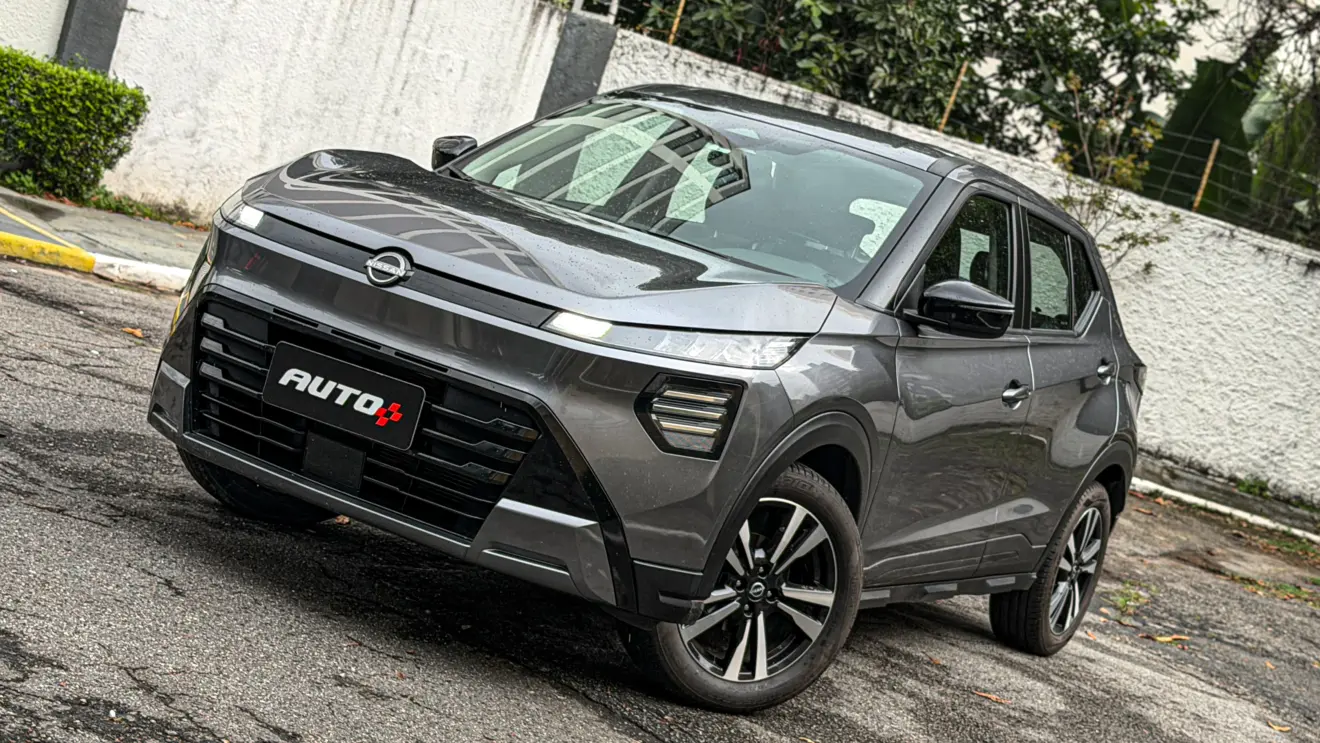 Nissan Kait na versão Sense Plus estático na cor Cinza Grafite para avaliação e teste