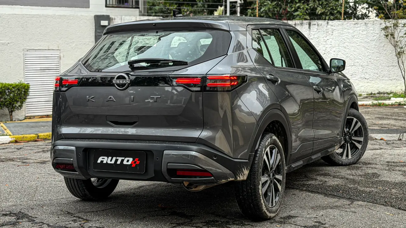 Nissan Kait na versão Sense Plus estático na cor Cinza Grafite para avaliação e teste