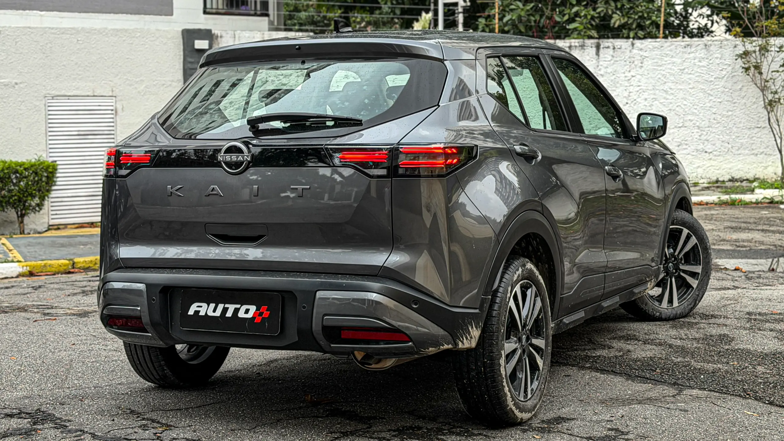 Nissan Kait na versão Sense Plus estático na cor Cinza Grafite para avaliação e teste