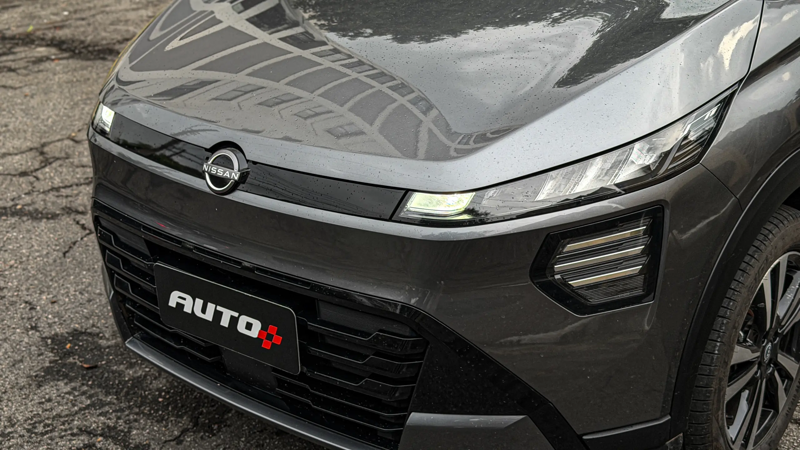 Nissan Kait na versão Sense Plus estático na cor Cinza Grafite para avaliação e teste