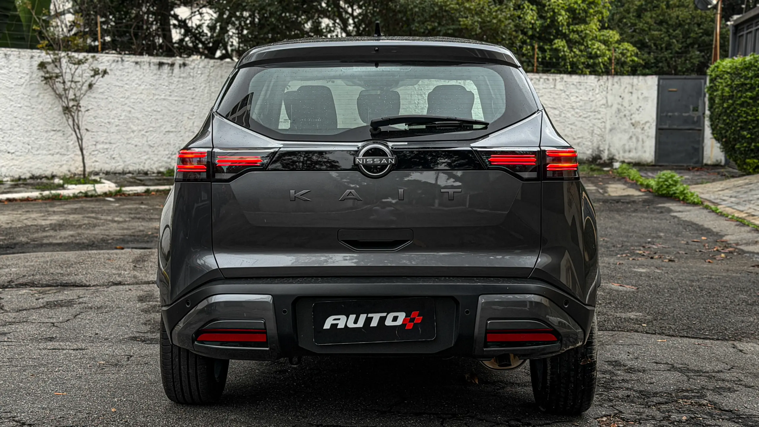 Nissan Kait na versão Sense Plus estático na cor Cinza Grafite para avaliação e teste