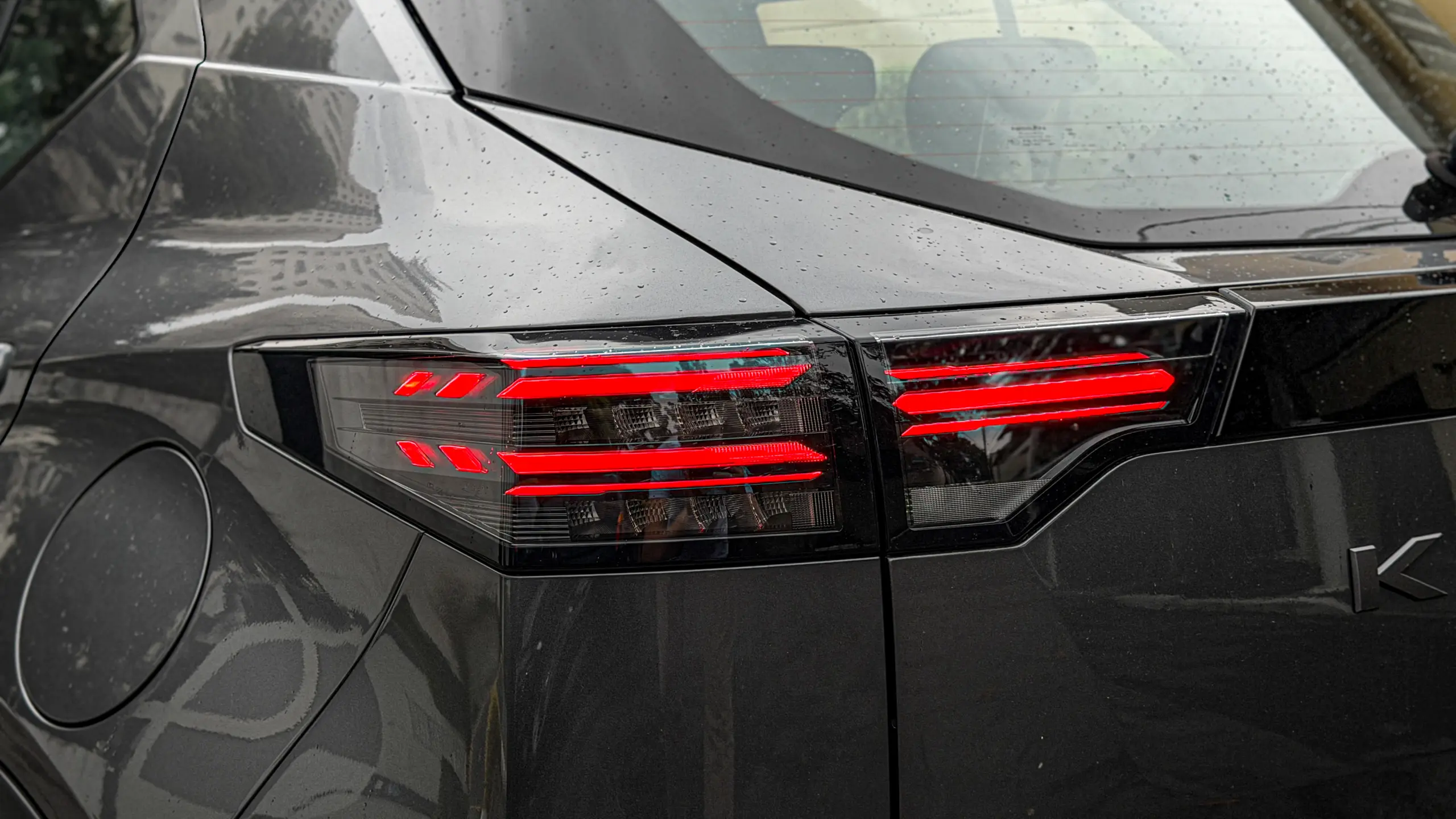 Nissan Kait na versão Sense Plus estático na cor Cinza Grafite para avaliação e teste