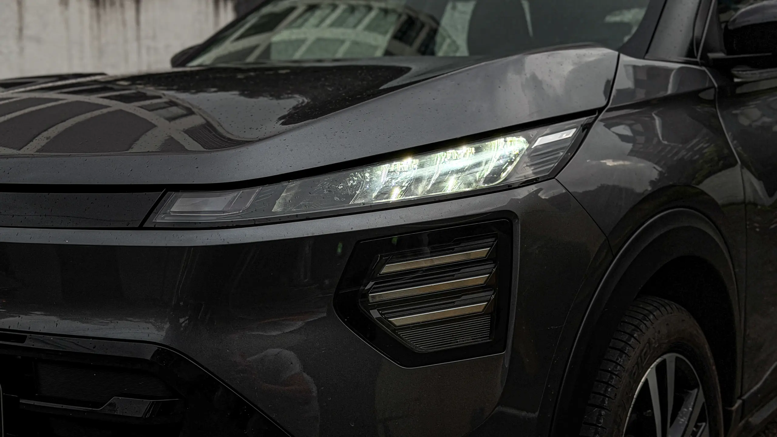 Nissan Kait na versão Sense Plus estático na cor Cinza Grafite para avaliação e teste