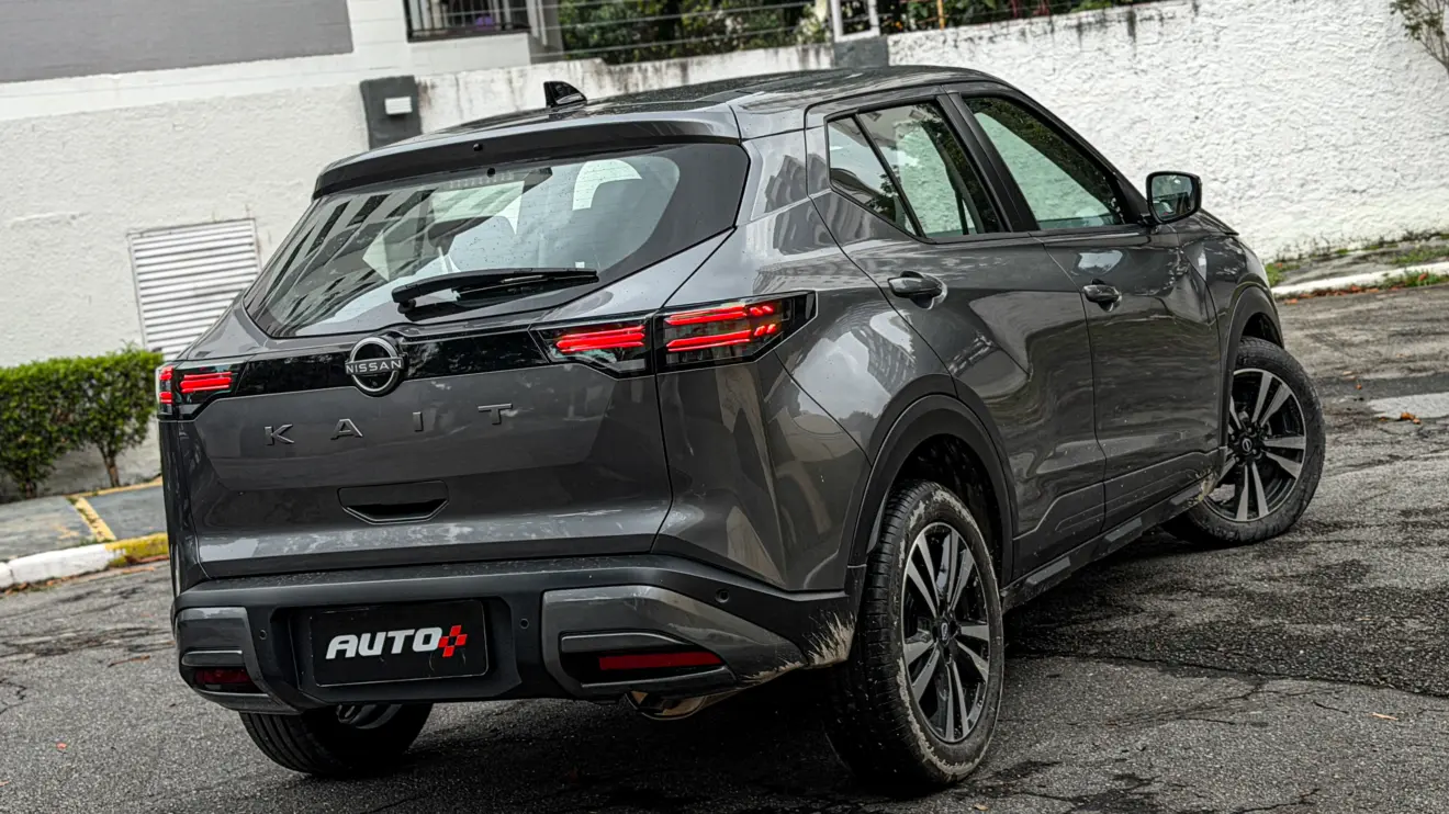 Nissan Kait na versão Sense Plus estático na cor Cinza Grafite para avaliação e teste