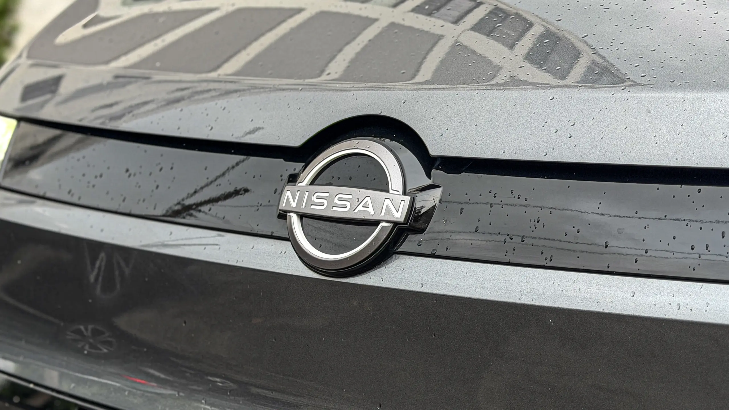 Nissan Kait na versão Sense Plus estático na cor Cinza Grafite para avaliação e teste