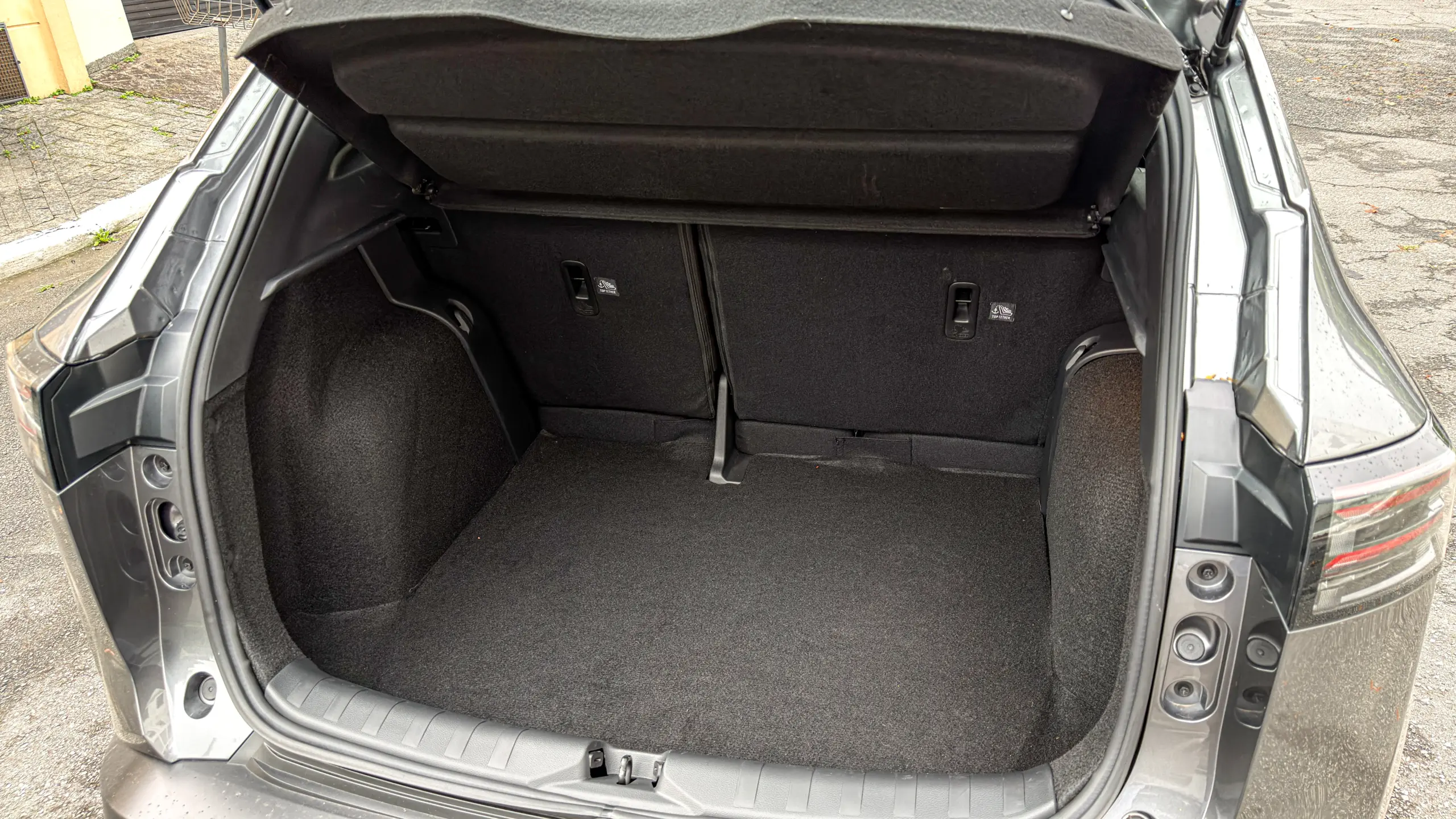 Nissan Kait na versão Sense Plus e seu porta-malas para avaliação e teste
