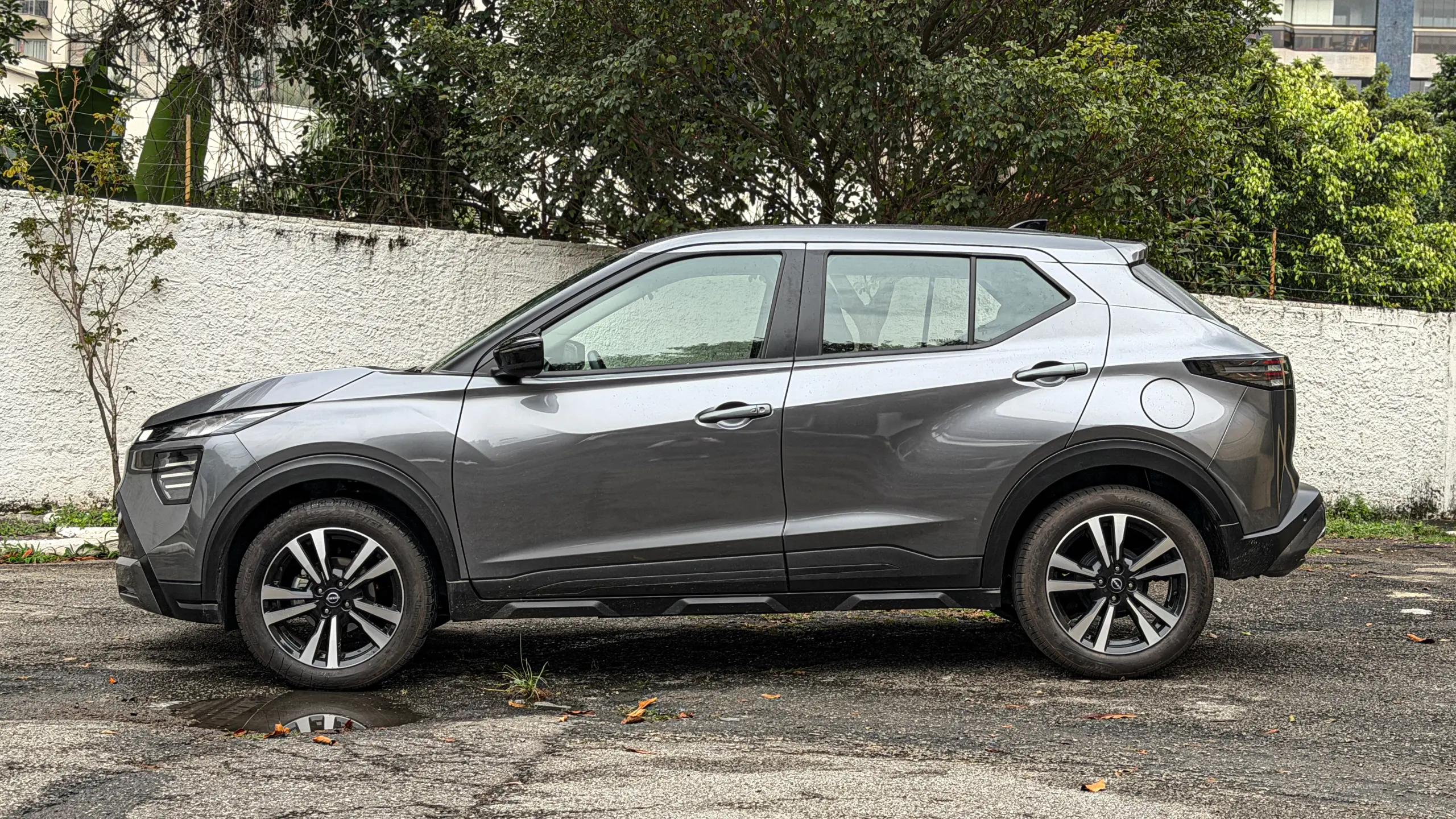 Nissan Kait na versão Sense Plus estático na cor Cinza Grafite para avaliação e teste