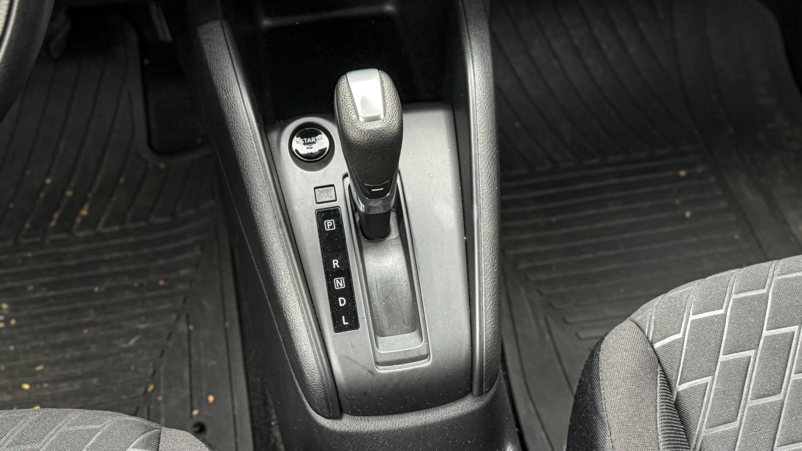Nissan Kait na versão Sense Plus e seu interior para avaliação e teste