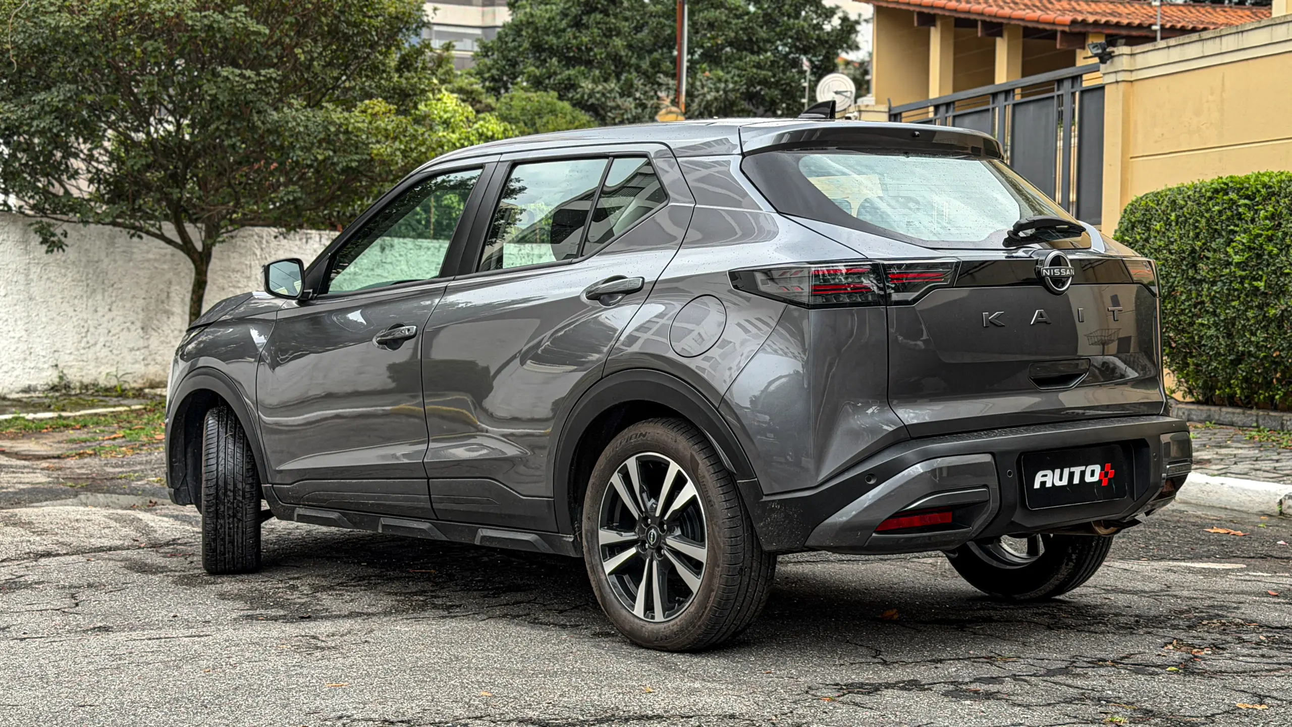 Nissan Kait na versão Sense Plus estático na cor Cinza Grafite para avaliação e teste
