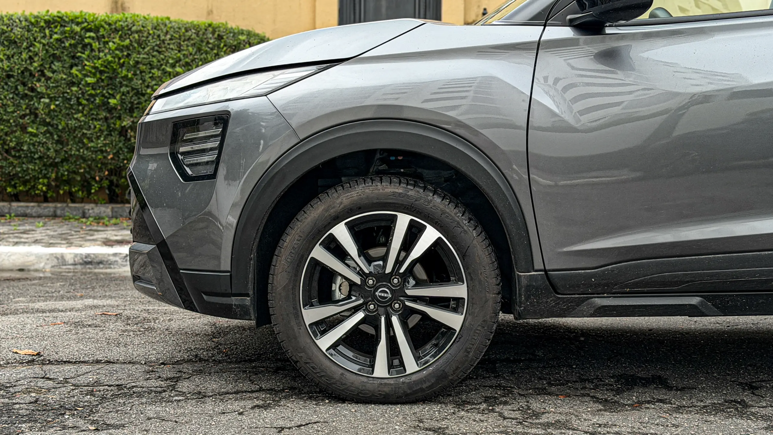 Nissan Kait na versão Sense Plus estático na cor Cinza Grafite para avaliação e teste