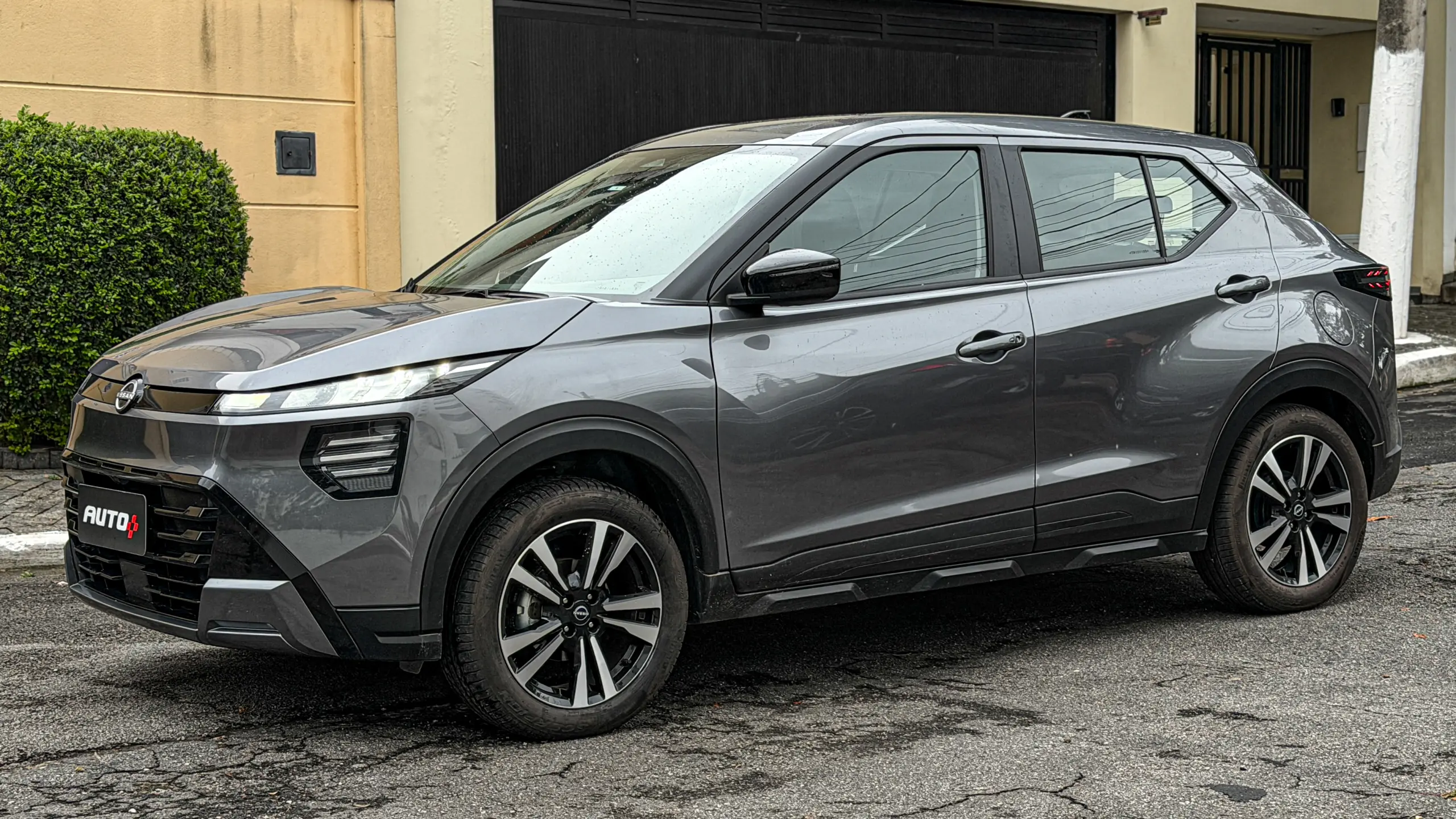 Nissan Kait na versão Sense Plus estático na cor Cinza Grafite para avaliação e teste