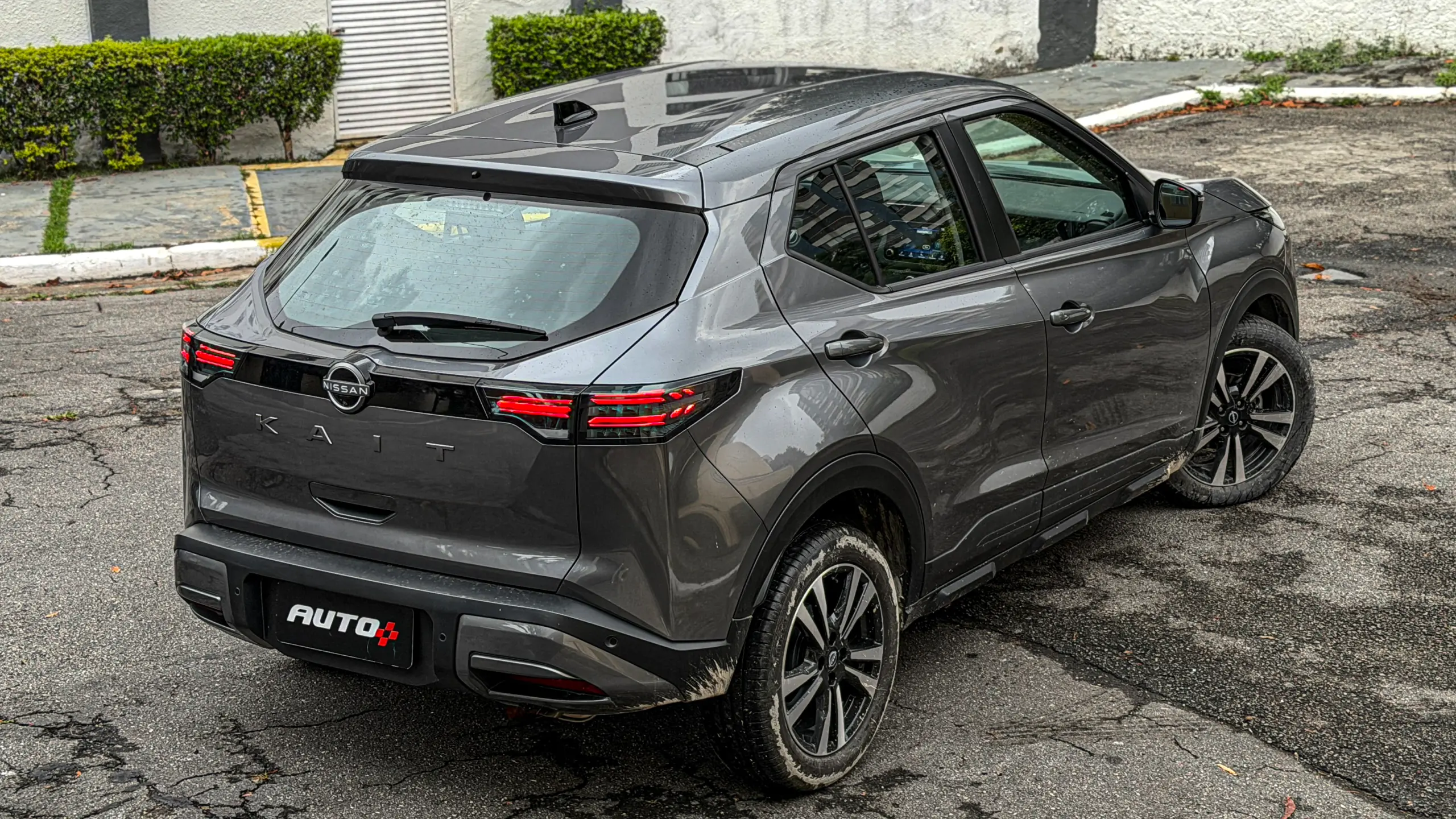 Nissan Kait na versão Sense Plus estático na cor Cinza Grafite para avaliação e teste