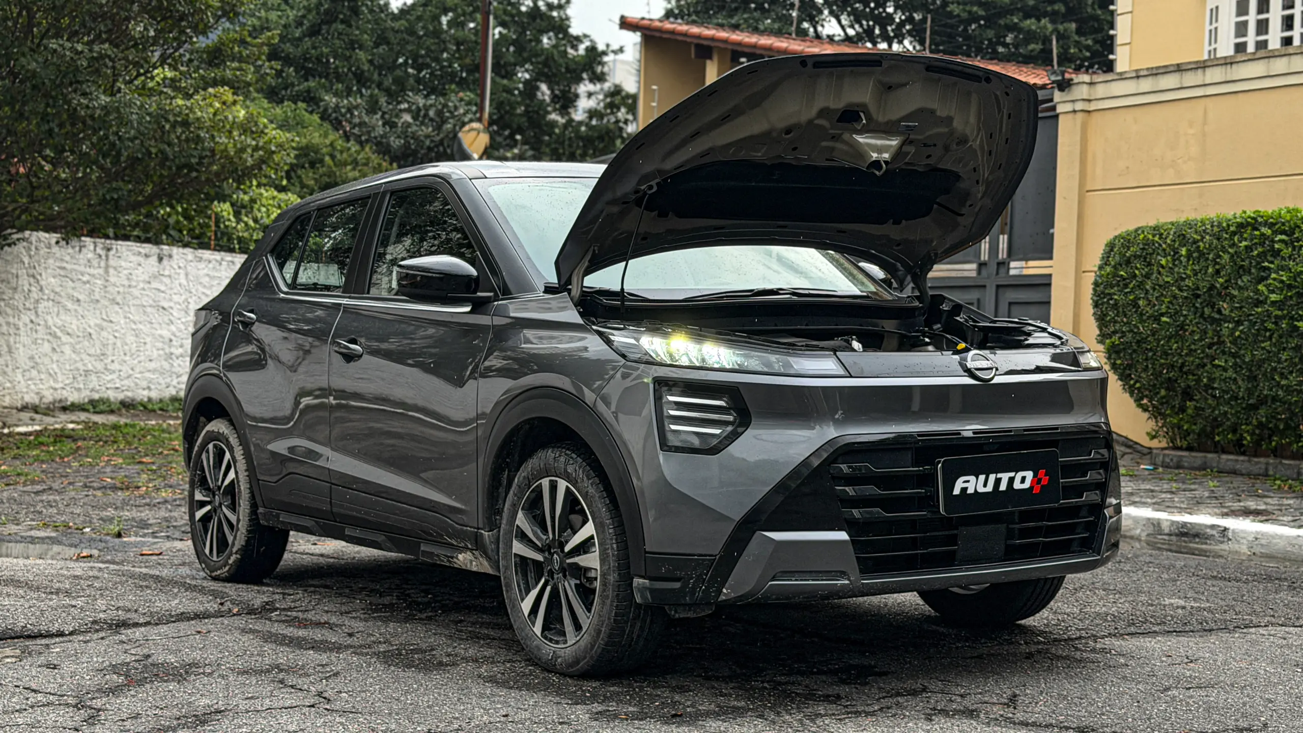 Nissan Kait na versão Sense Plus estático na cor Cinza Grafite para avaliação e teste