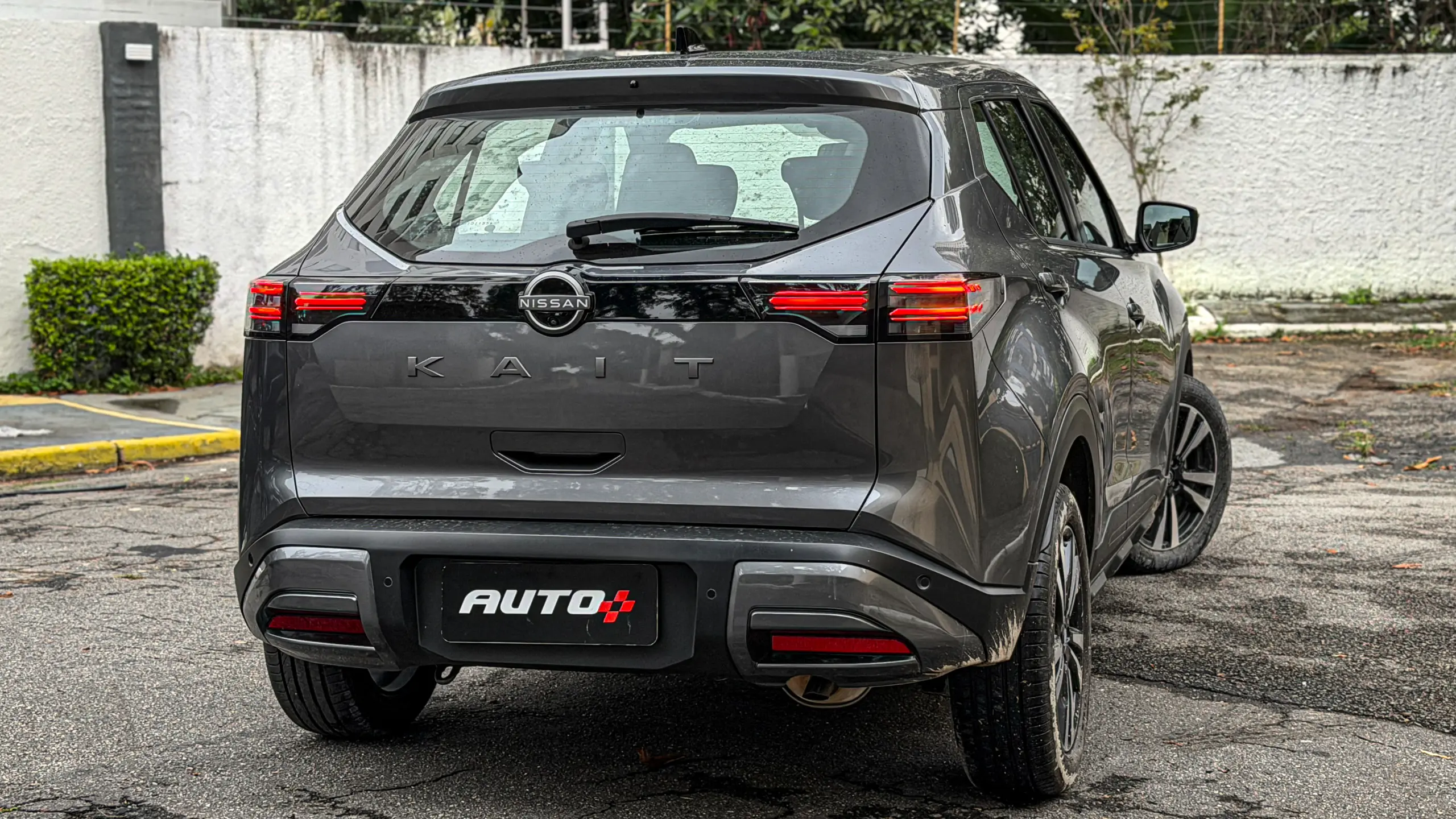 Nissan Kait na versão Sense Plus estático na cor Cinza Grafite para avaliação e teste