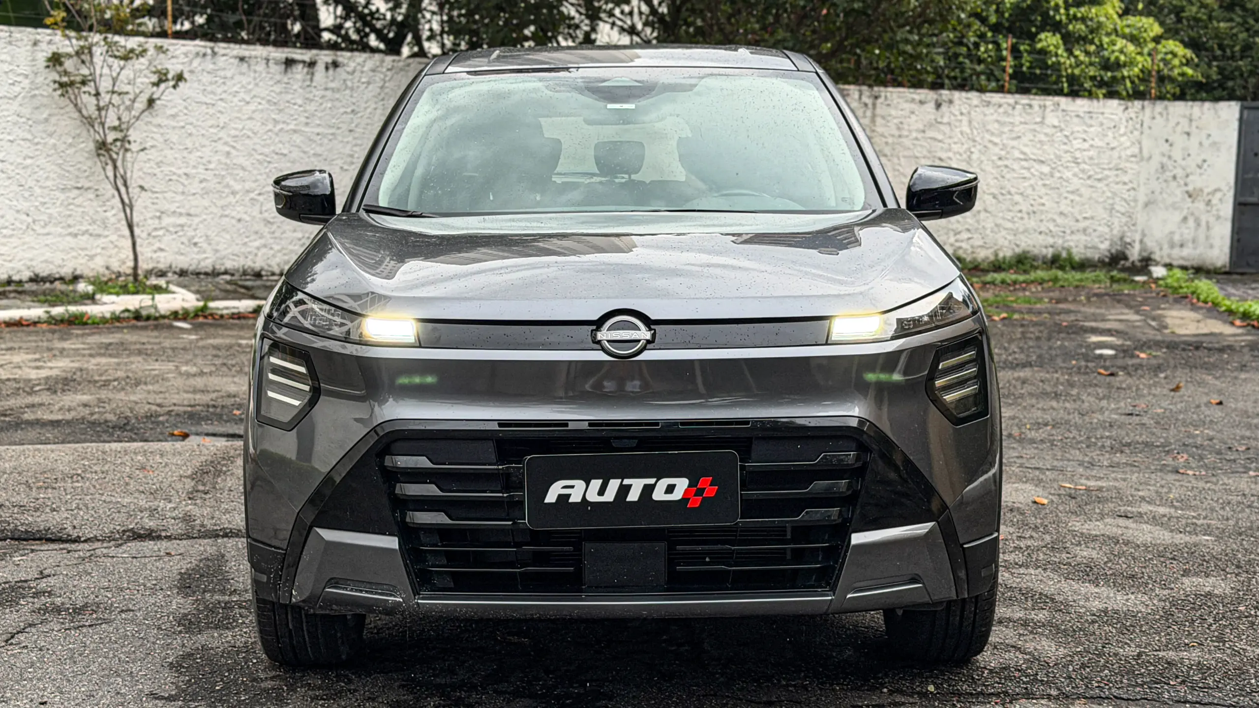 Nissan Kait na versão Sense Plus estático na cor Cinza Grafite para avaliação e teste
