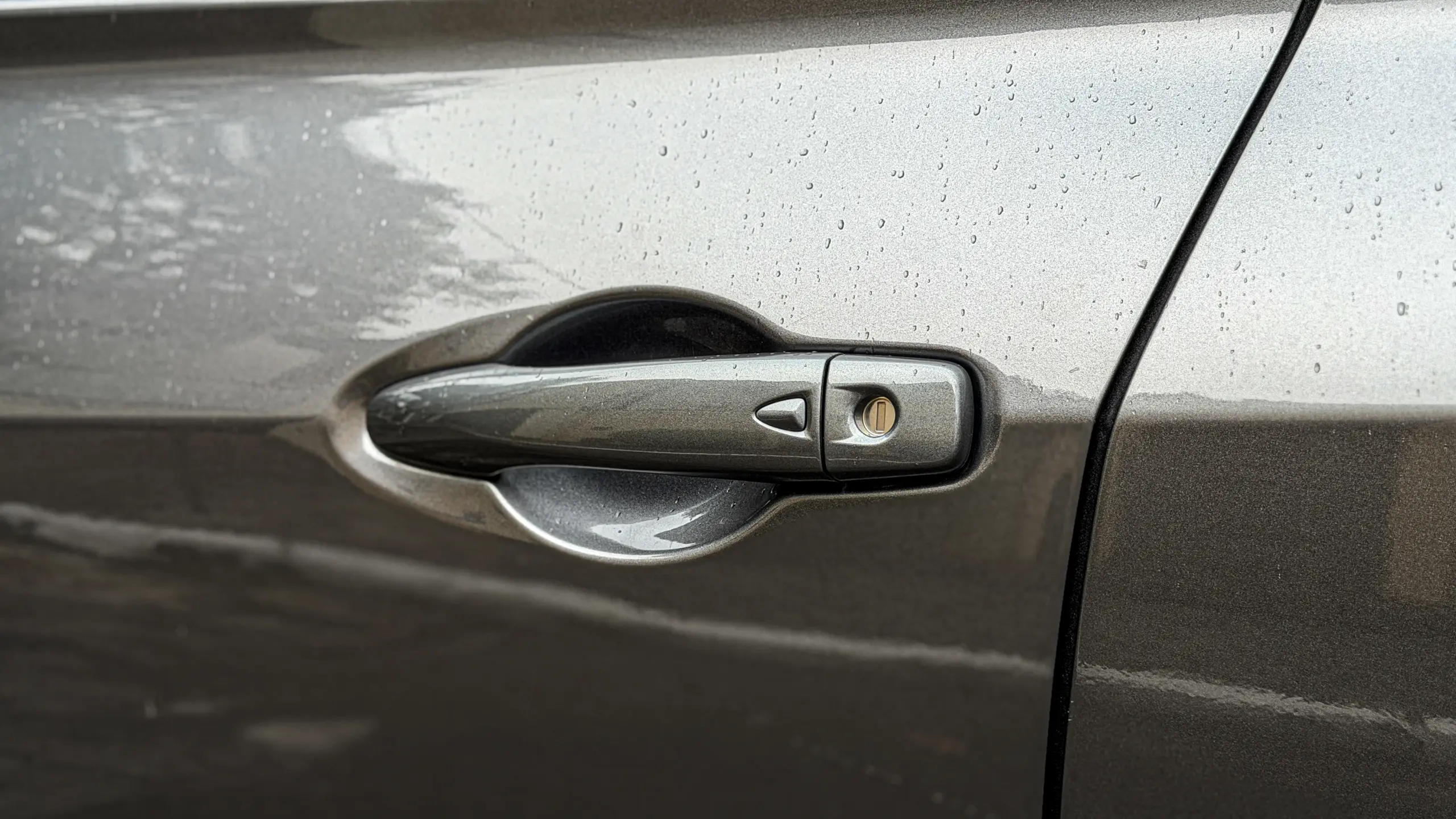 Nissan Kait na versão Sense Plus estático na cor Cinza Grafite para avaliação e teste