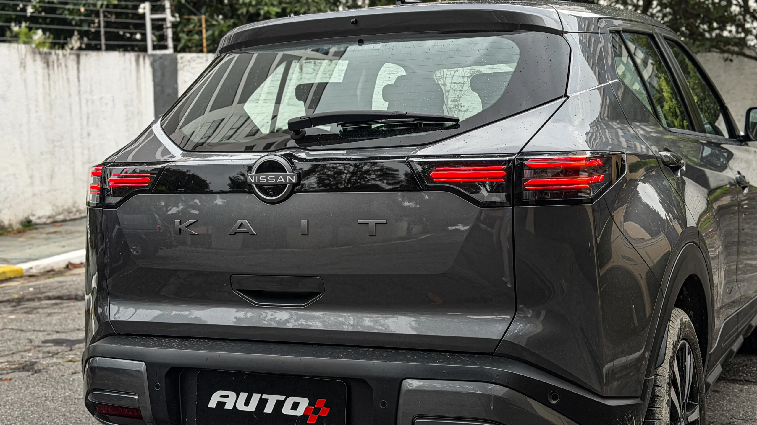 Nissan Kait na versão Sense Plus estático na cor Cinza Grafite para avaliação e teste