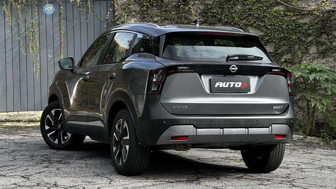 Nissan Kicks Advance cinza parado de traseira