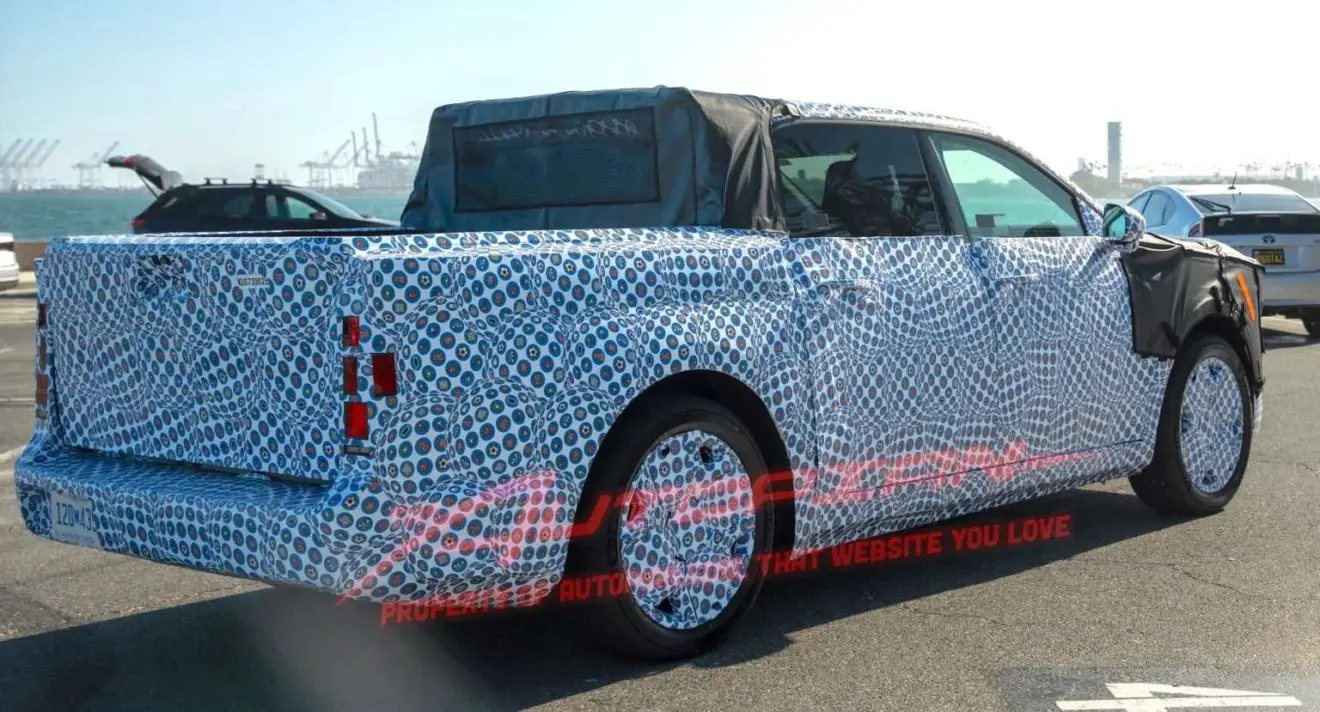 Nova caminhonete da Ford camuflada de traseira