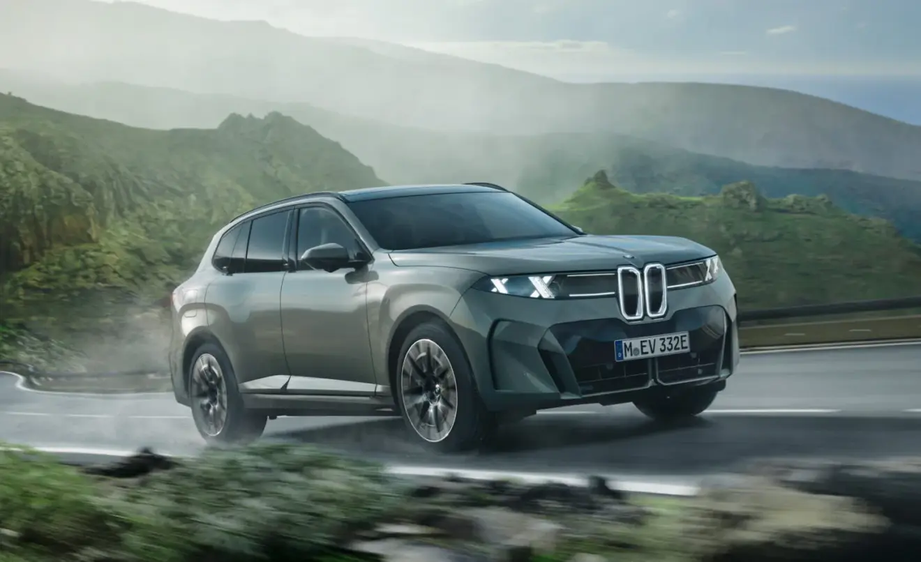 Novo BMW X5 cinza de frente