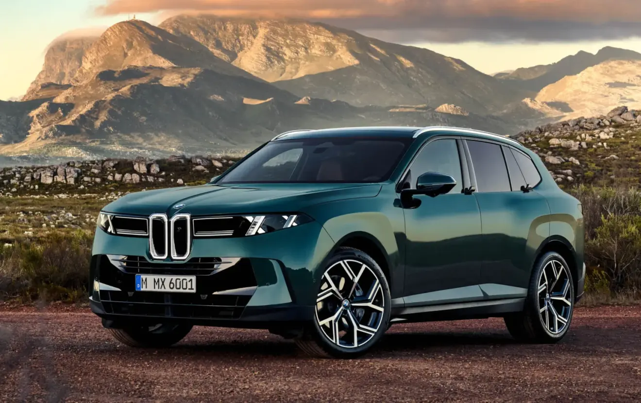 Novo BMW X5 40 verde de frente com montanhas ao fundo