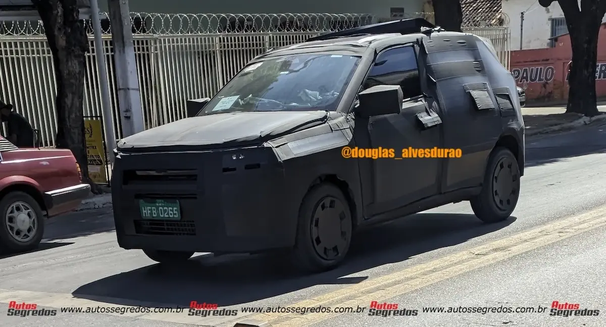 Novo Fiat Argo 2027 camuflado de frente andando na rua