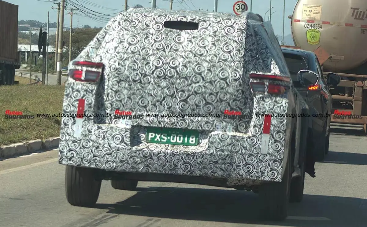 Novo Fiat Pulse de traseira andando camuflado na estrada 