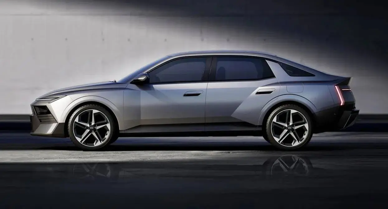 Novo Hyundai Elantra cinza parado de lateral