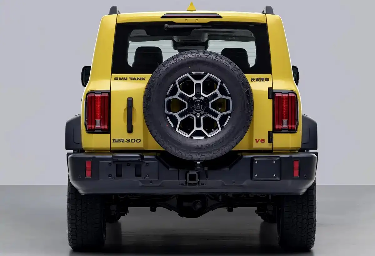 Novo Tank 300 amarelo parado de traseira com fundo neutro