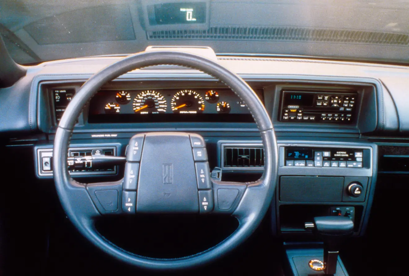 Oldsmobile Cutlass Supreme usa uma tecnologias dos aviões de caça 