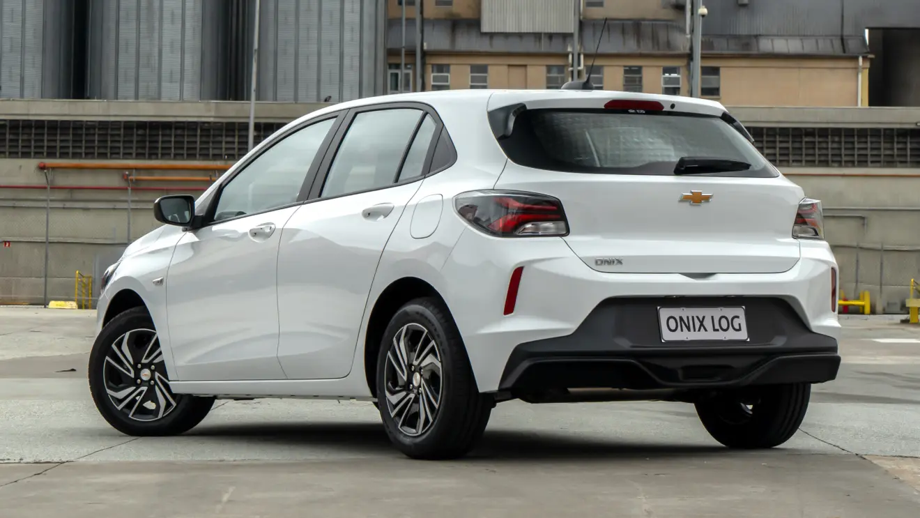Chevrolet Onix na cor branca estático
