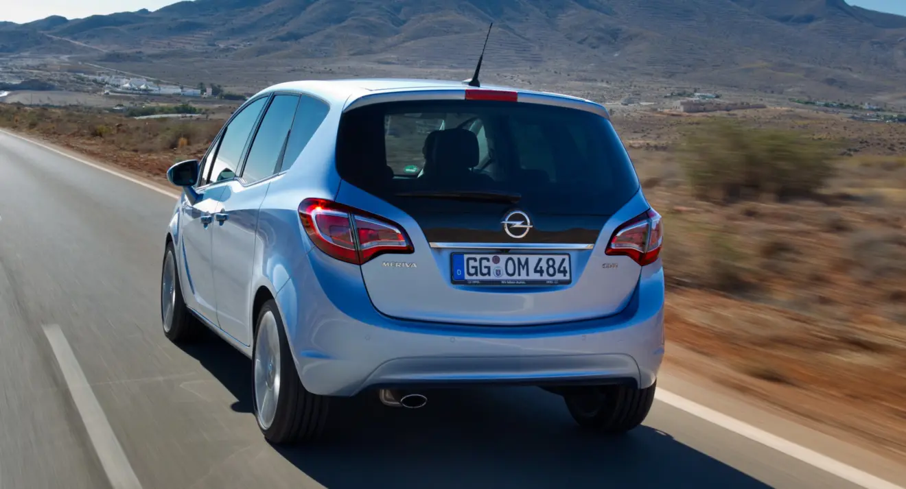 Opel Meriva 2017 de traseira andando na estrada